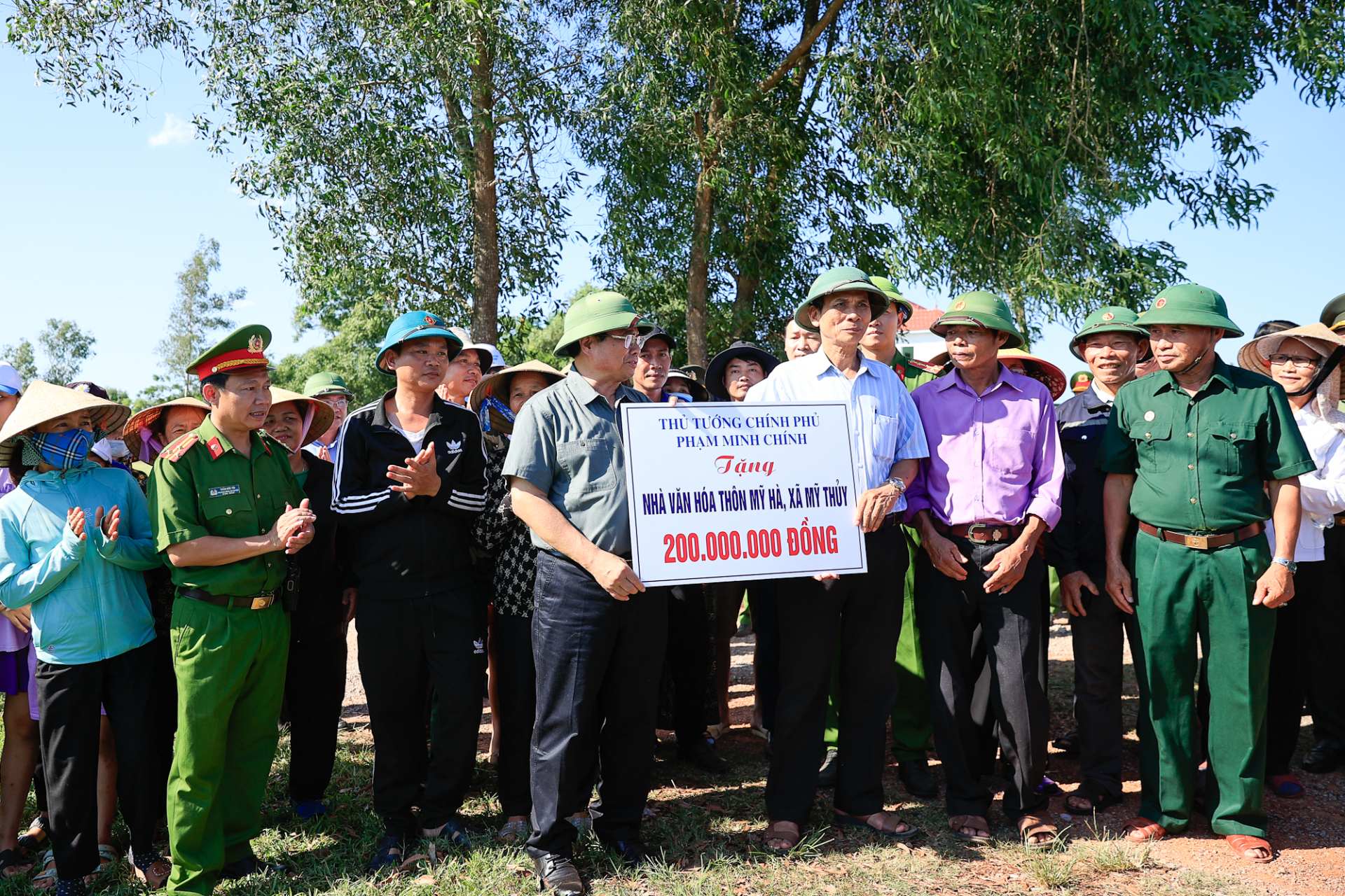 thu tuong pham minh chinh tham tang qua nguoi co cong va tre em nguoi khuyet tat tai quang binh hinh 5