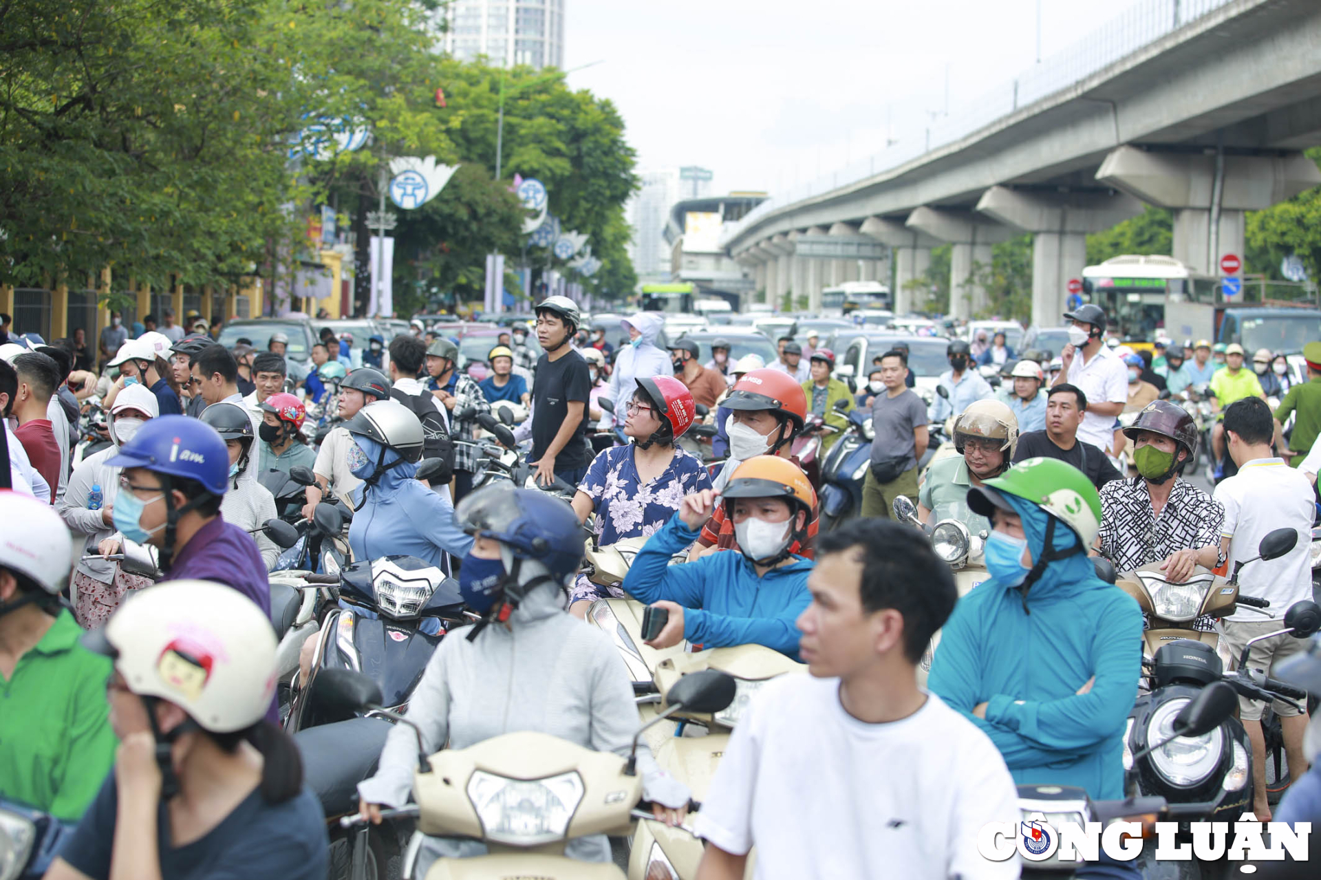 phu huynh vuot 100km dua con den ha noi de thu suc thi len lop 10 vao truong chuyen hinh 2