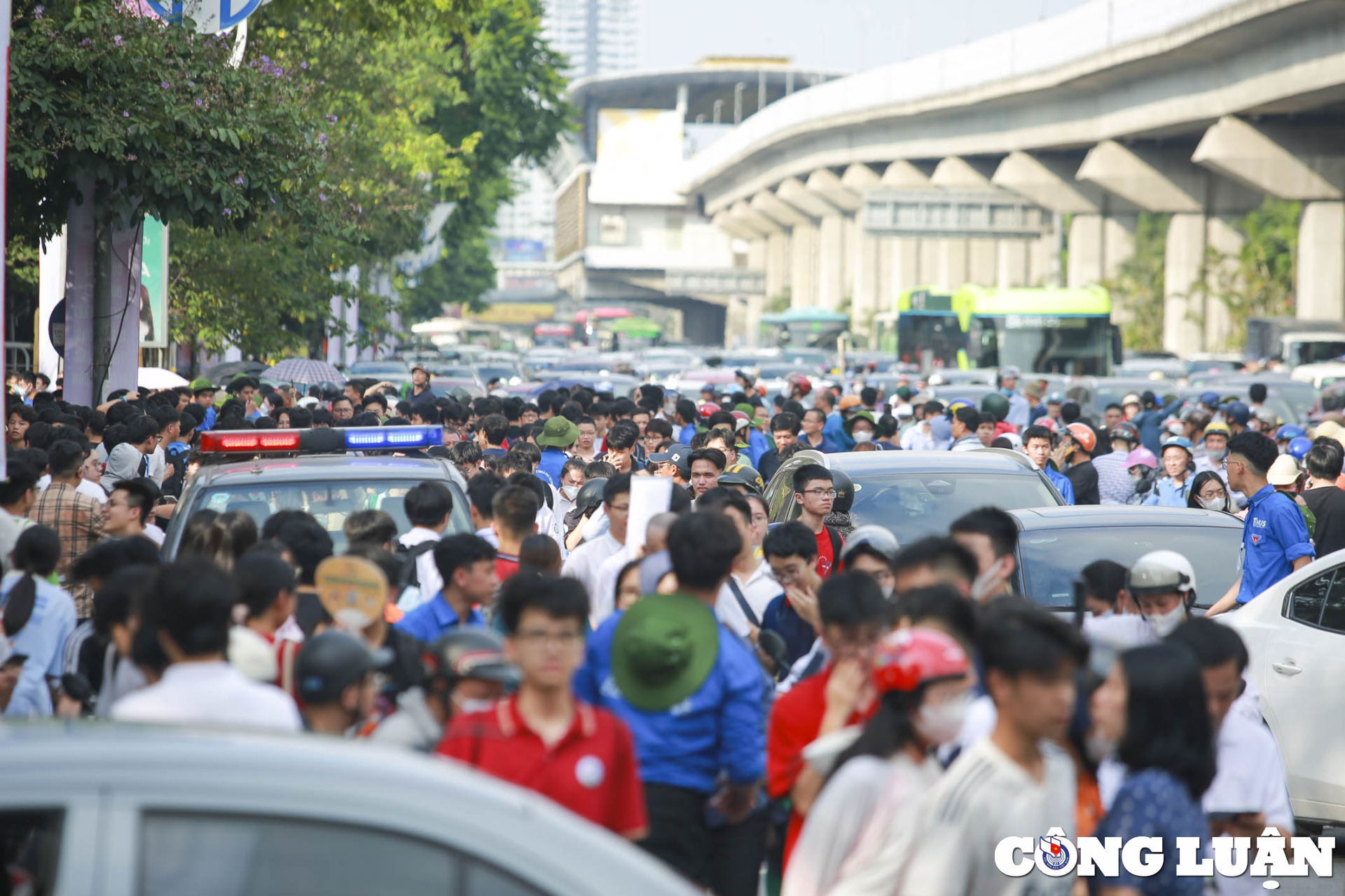 phu huynh vuot 100km dua con den ha noi de thu suc thi len lop 10 vao truong chuyen hinh 11