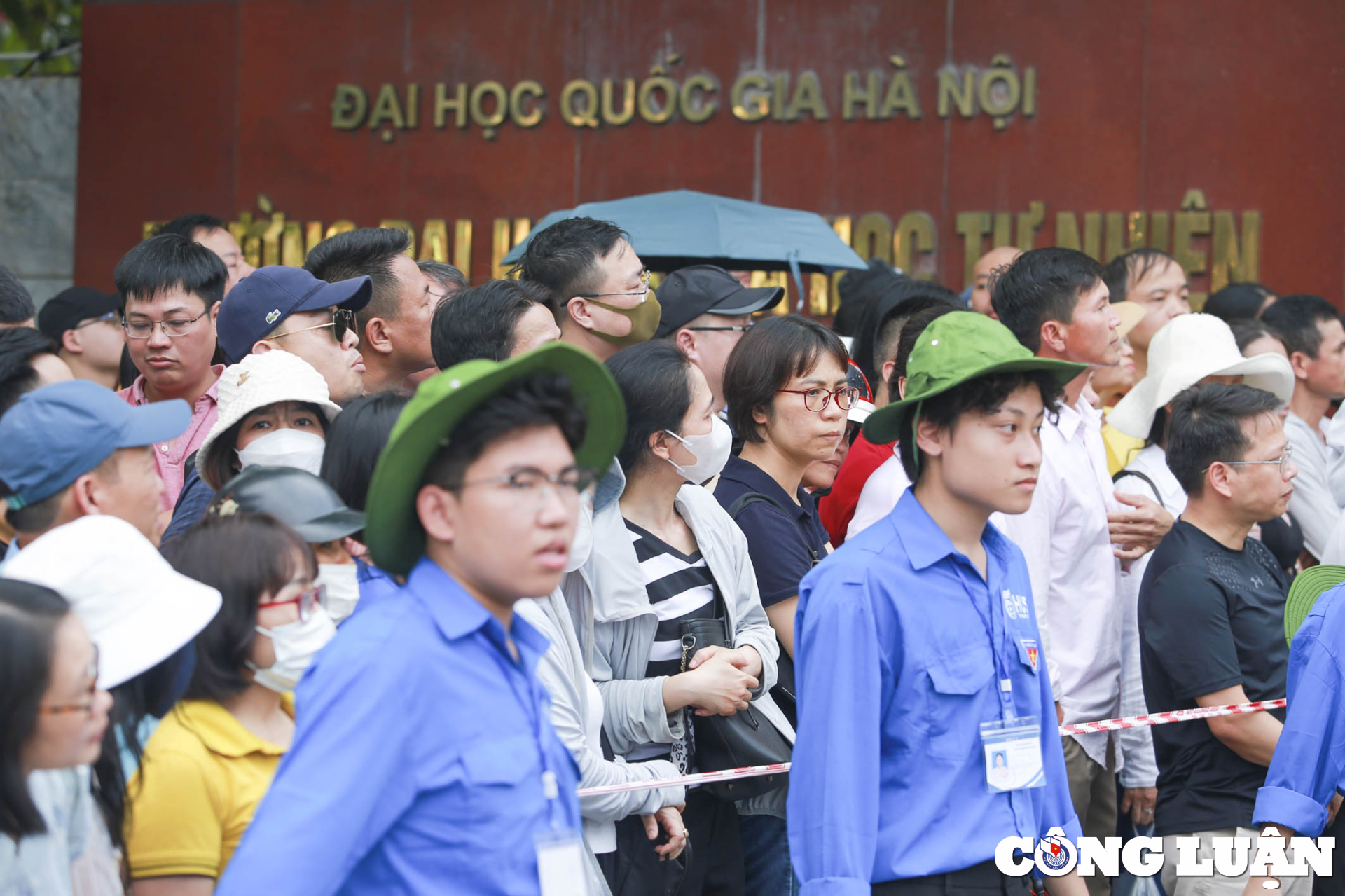 phu huynh vuot 100km dua con den ha noi de thu suc thi len lop 10 vao truong chuyen hinh 3