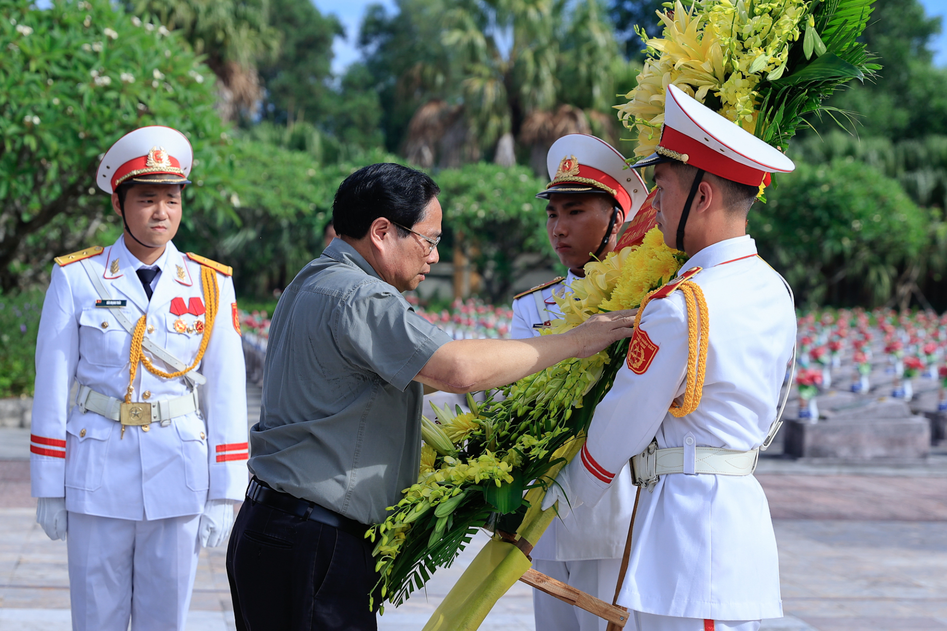 thu tuong pham minh chinh dang huong vieng dai tuong vo nguyen giap va cac anh hung liet si tai quang binh hinh 3