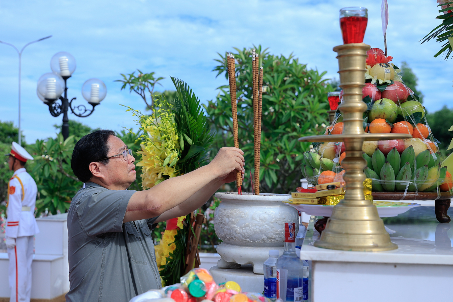 thu tuong pham minh chinh dang huong vieng dai tuong vo nguyen giap va cac anh hung liet si tai quang binh hinh 1