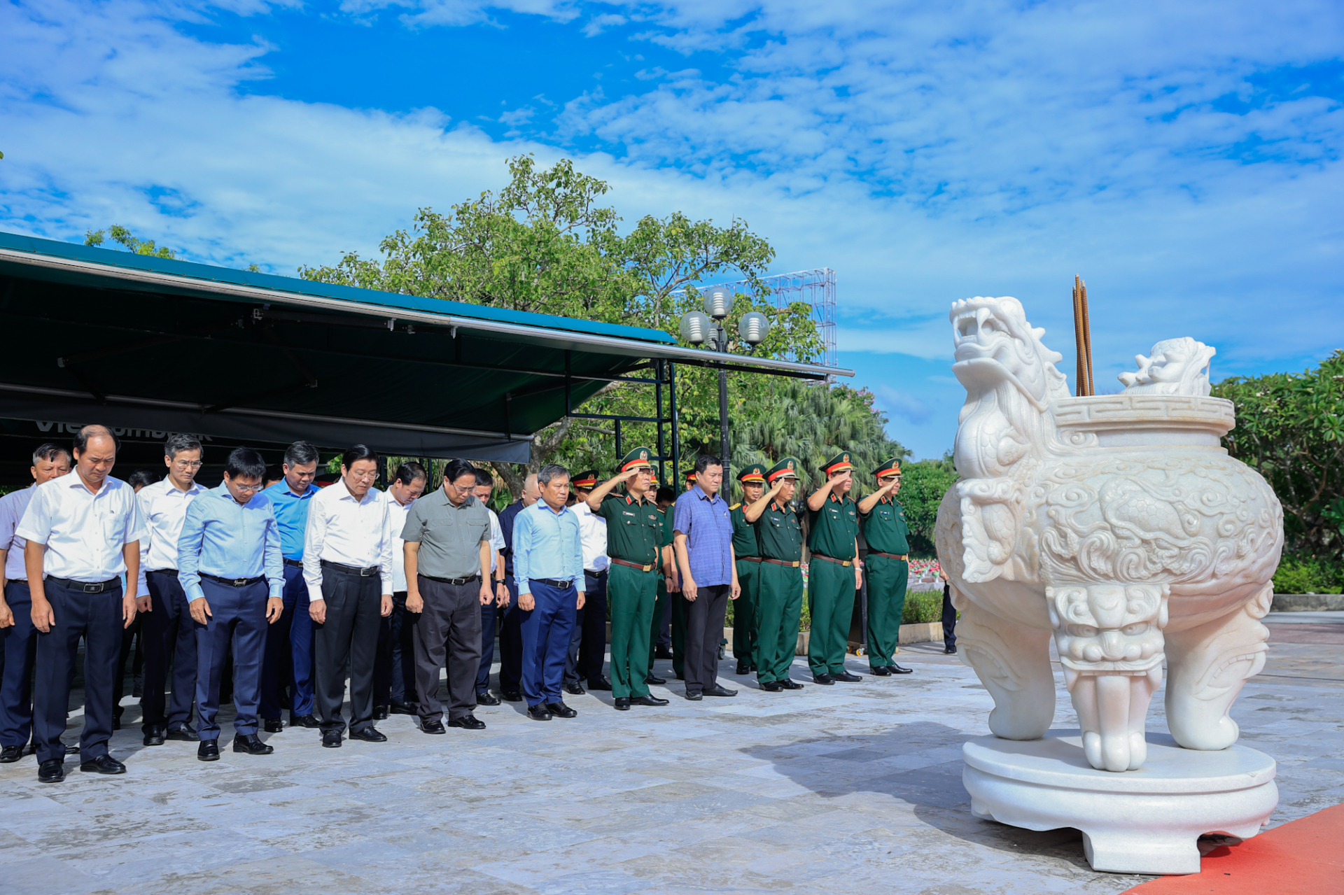 thu tuong pham minh chinh dang huong vieng dai tuong vo nguyen giap va cac anh hung liet si tai quang binh hinh 4