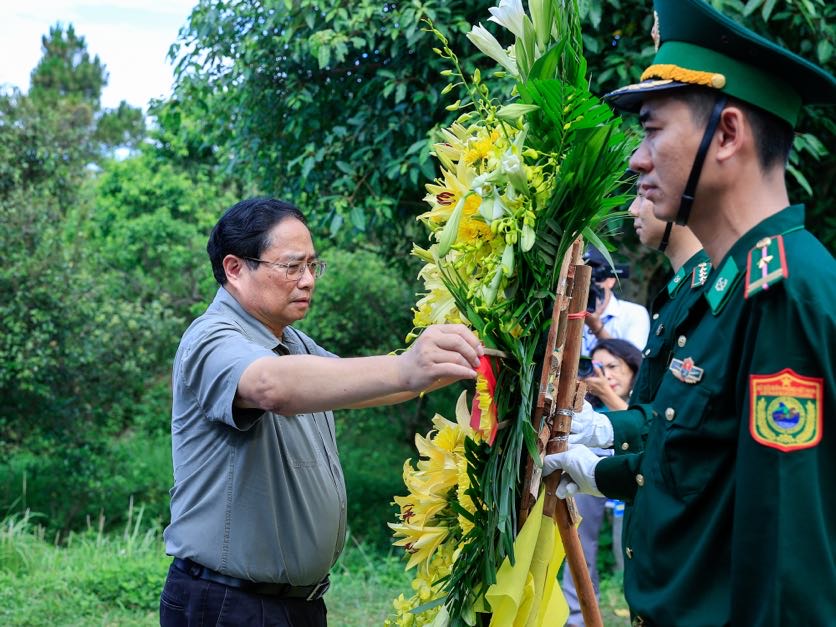 thu tuong pham minh chinh dang huong vieng dai tuong vo nguyen giap va cac anh hung liet si tai quang binh hinh 6