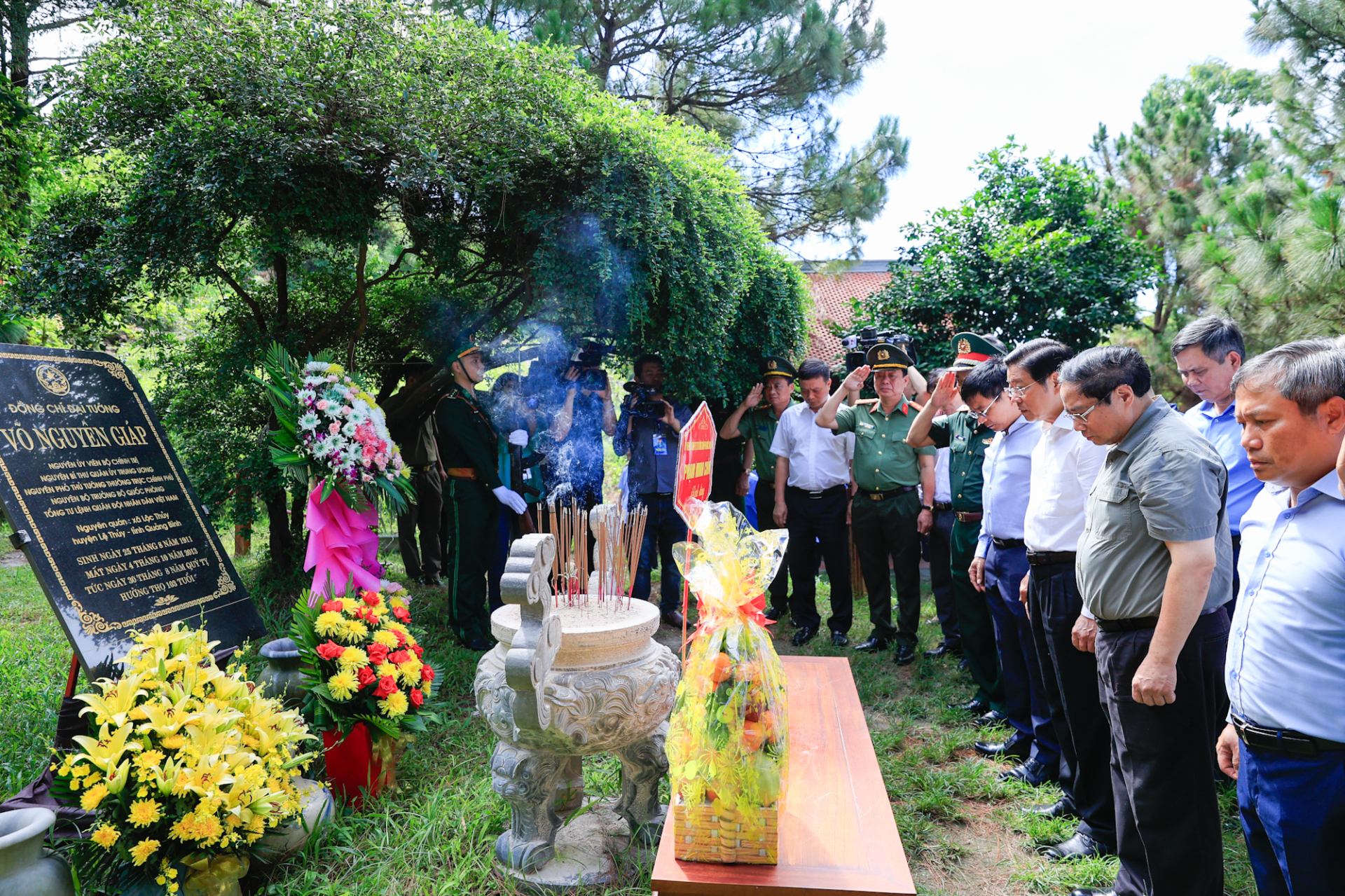 thu tuong pham minh chinh dang huong vieng dai tuong vo nguyen giap va cac anh hung liet si tai quang binh hinh 7