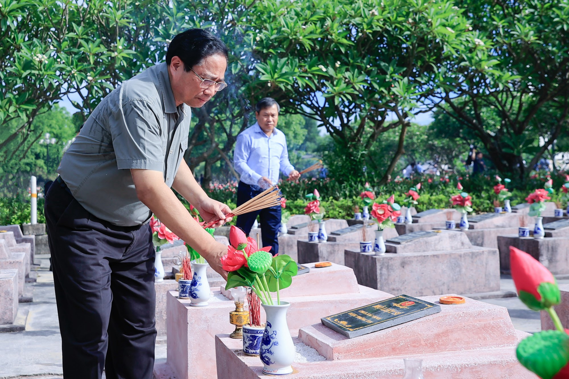 thu tuong pham minh chinh dang huong vieng dai tuong vo nguyen giap va cac anh hung liet si tai quang binh hinh 5