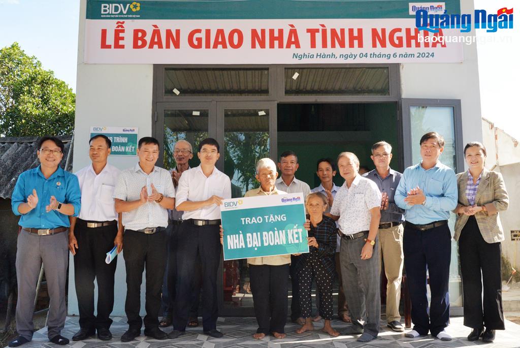 bao quang ngai ban giao nha dai doan ket cho ho ngheo huyen nghia hanh hinh 1