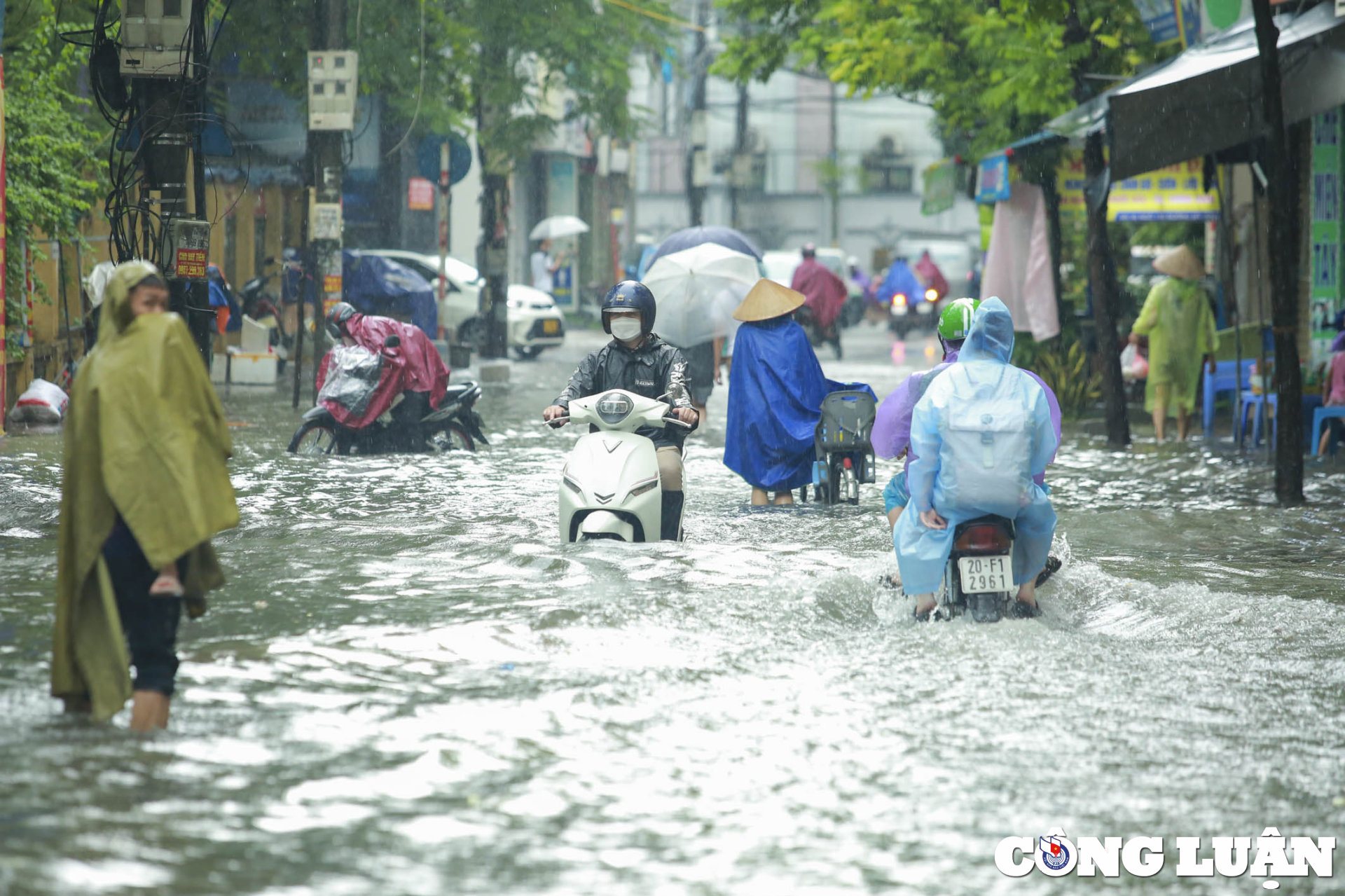 hinh anh nguoi ha noi loi nuoc va hang loat phuong tien chet may giua con mua lon hinh 7