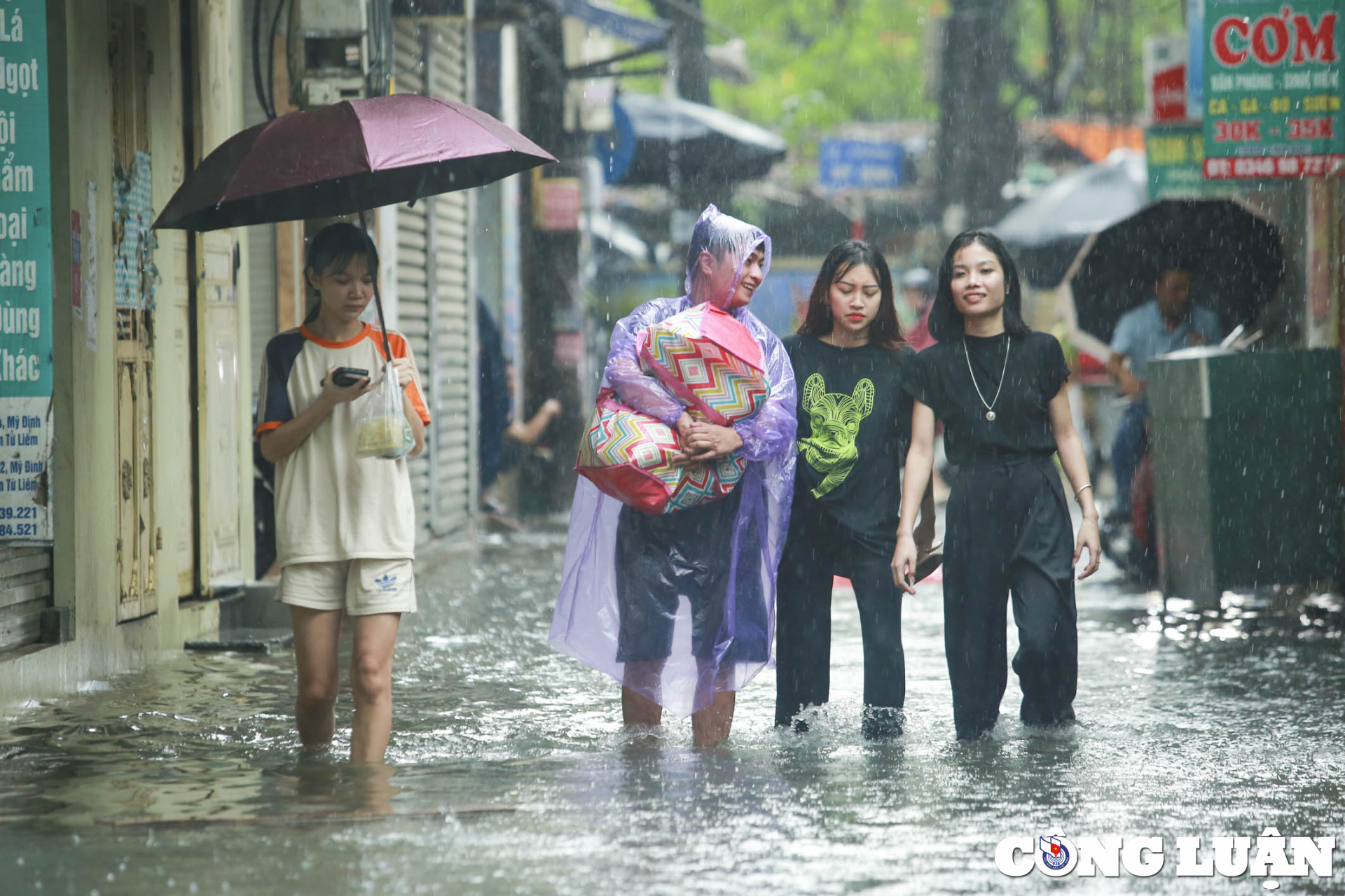 hinh anh nguoi ha noi loi nuoc va hang loat phuong tien chet may giua con mua lon hinh 12