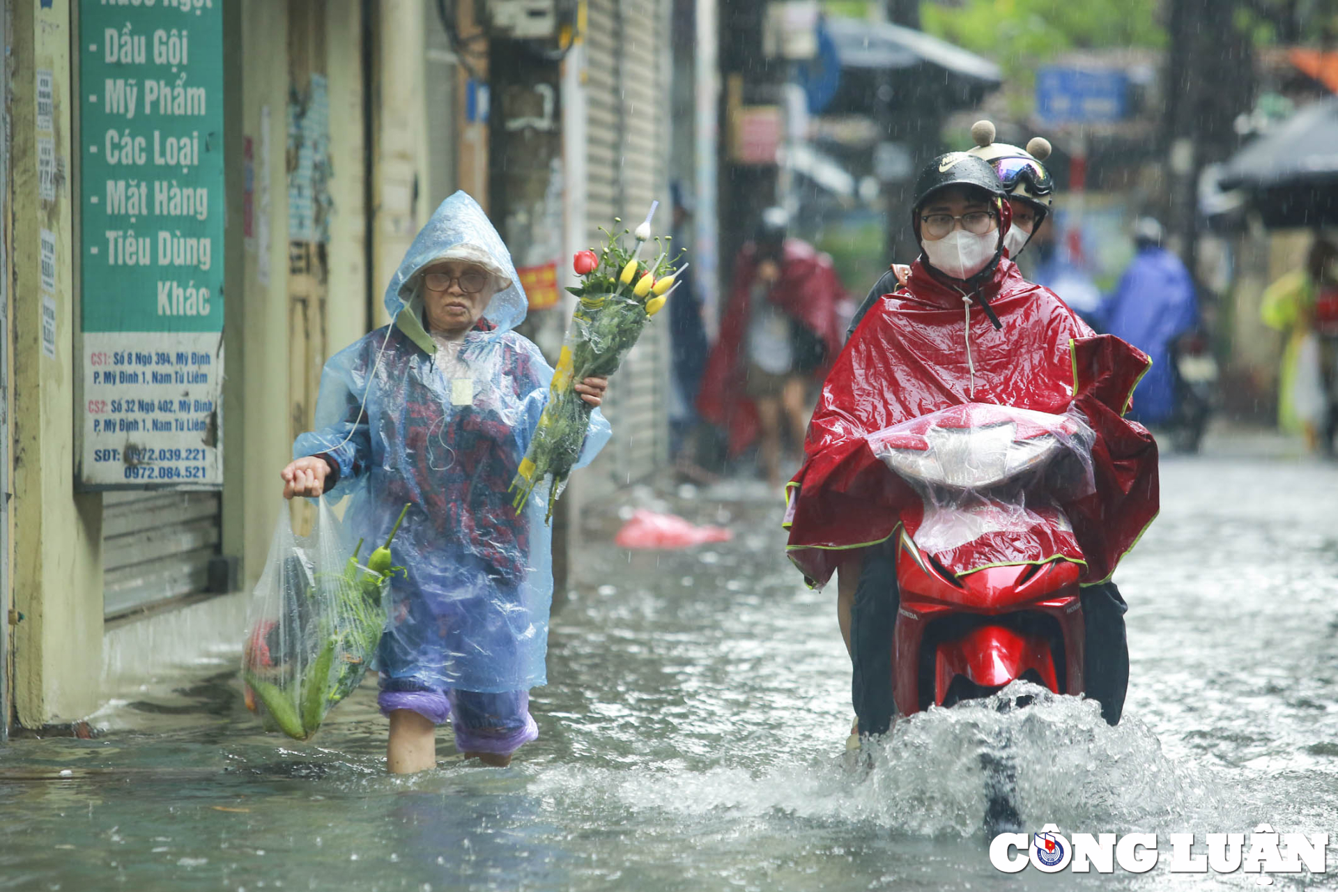 hinh anh nguoi ha noi loi nuoc va hang loat phuong tien chet may giua con mua lon hinh 11