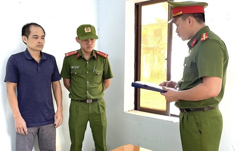 bat doi tuong su dung giay to cua nguoi khac de buon lau hang hoa tu phap ve viet nam hinh 1