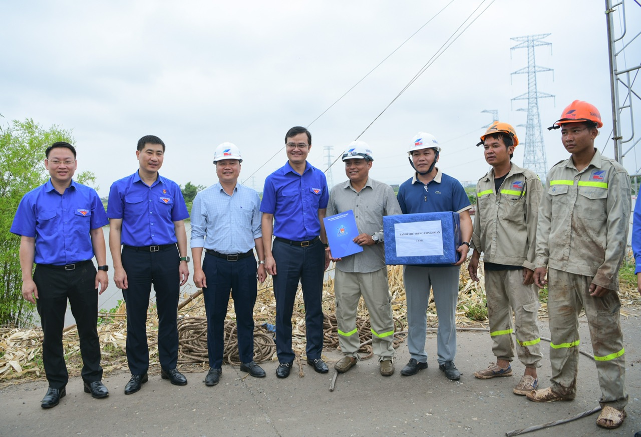 bi thu thu nhat trung uong doan tham dong vien cac doi tinh nguyen ho tro du an duong day 500kv mach 3 hinh 2