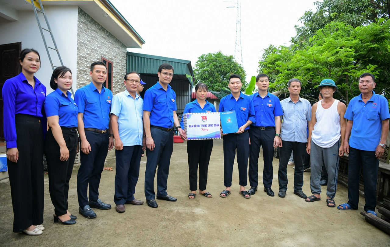 bi thu thu nhat trung uong doan tham dong vien cac doi tinh nguyen ho tro du an duong day 500kv mach 3 hinh 1