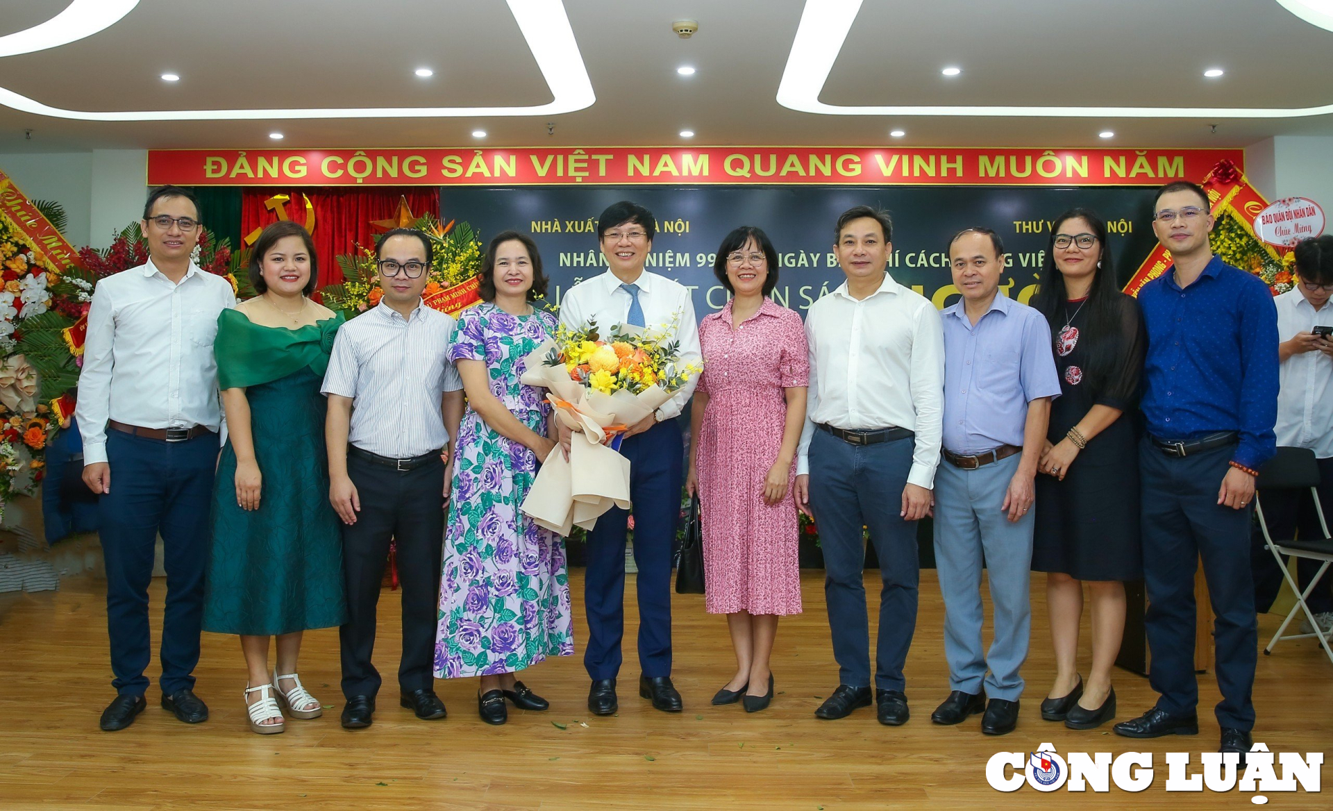 ra mat sach nguoi tren duong doi cua nha bao nha van ho quang loi hinh 12