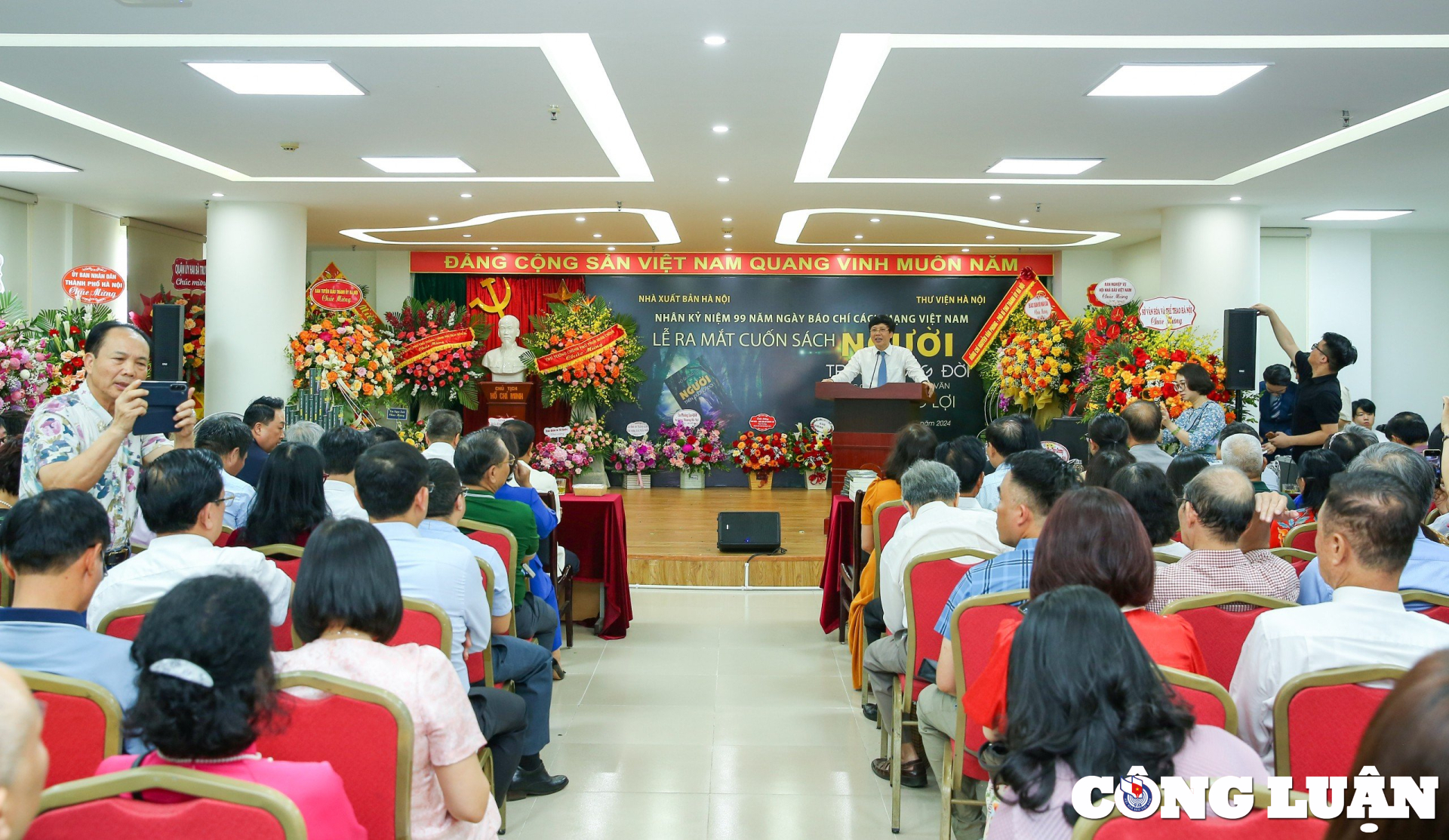 ra mat sach nguoi tren duong doi cua nha bao nha van ho quang loi hinh 4