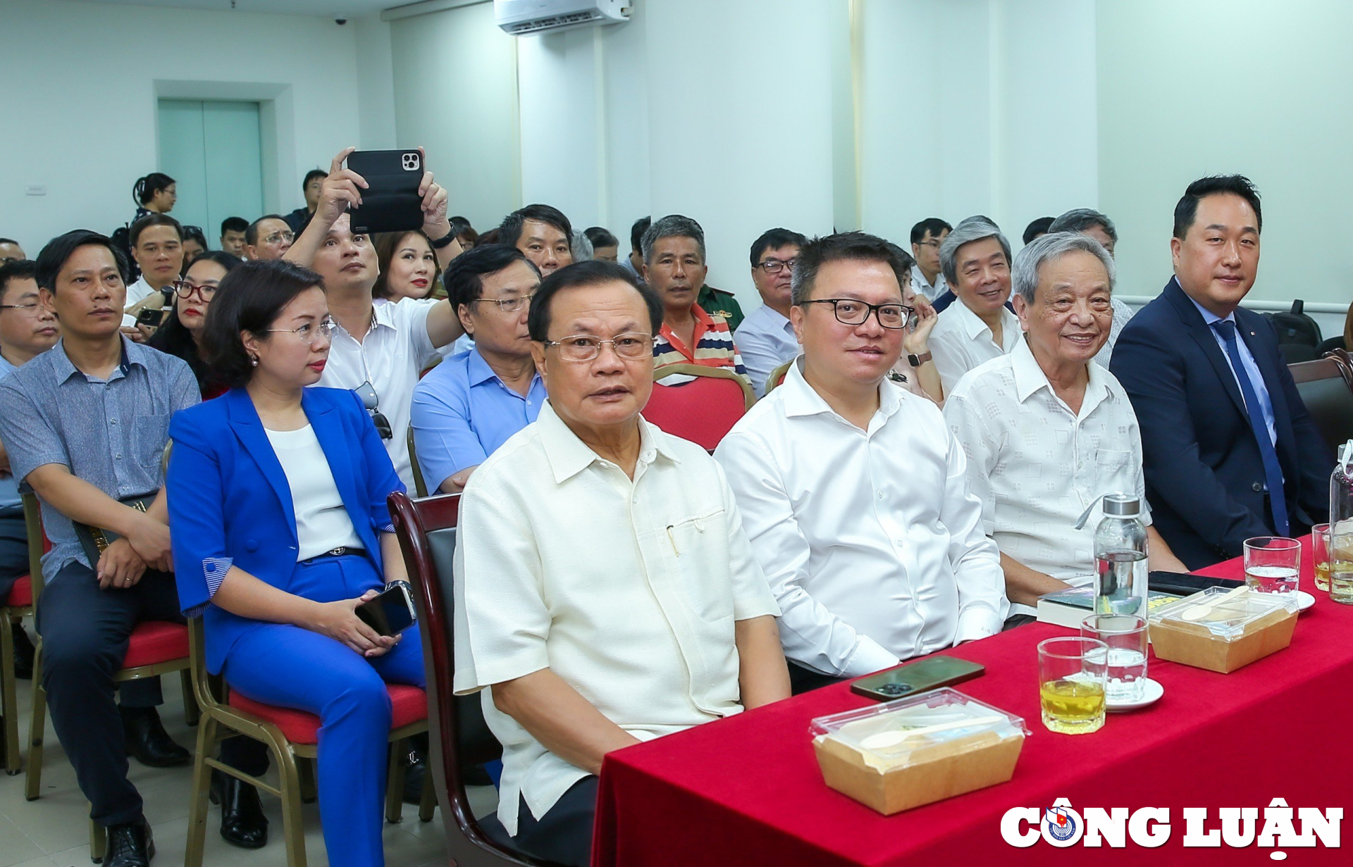 ra mat sach nguoi tren duong doi cua nha bao nha van ho quang loi hinh 6