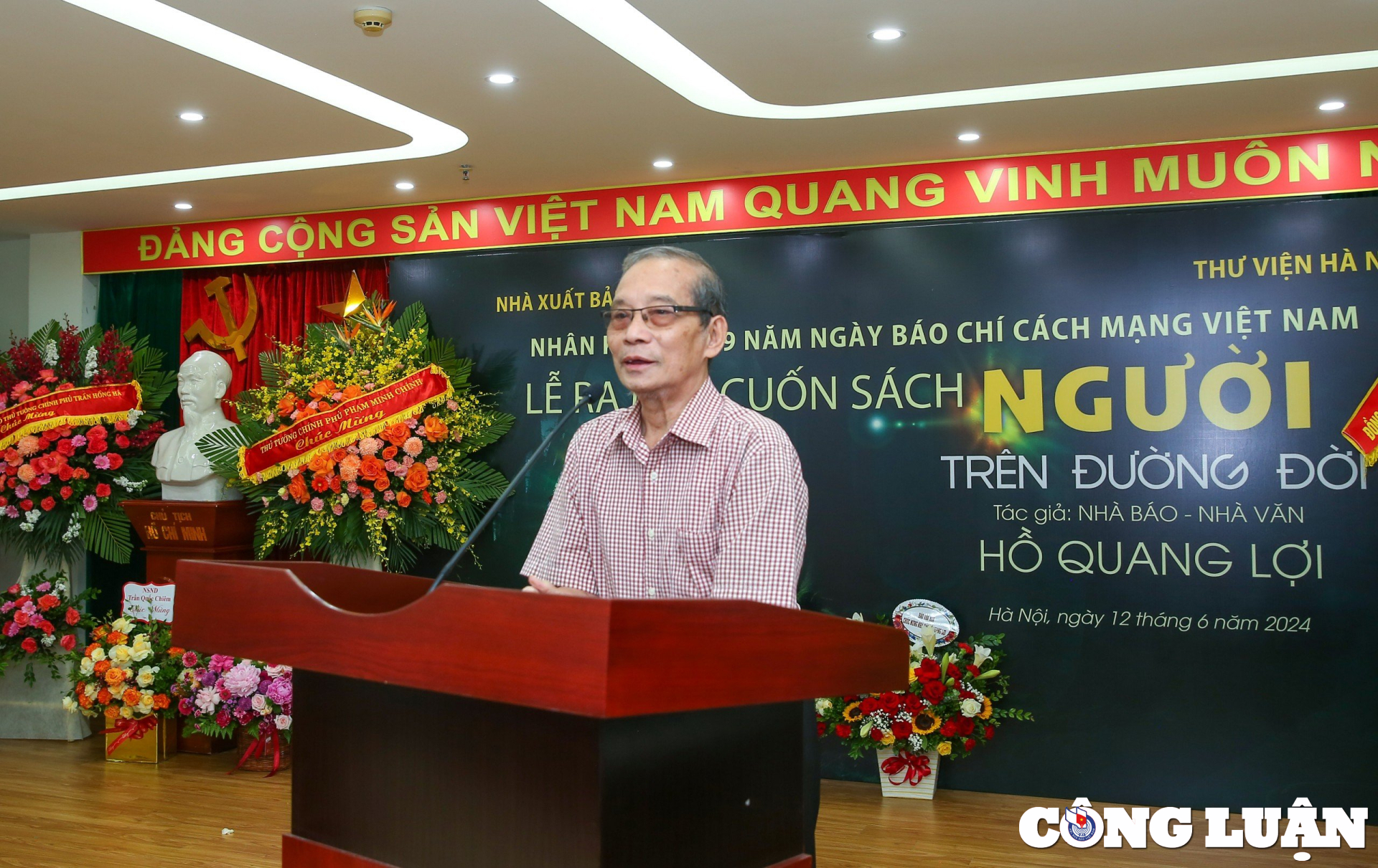 ra mat sach nguoi tren duong doi cua nha bao nha van ho quang loi hinh 7