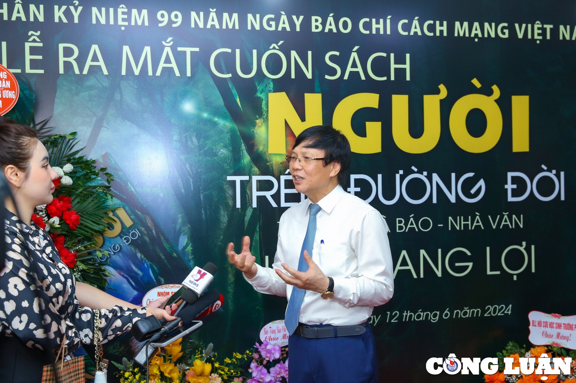 ra mat sach nguoi tren duong doi cua nha bao nha van ho quang loi hinh 11