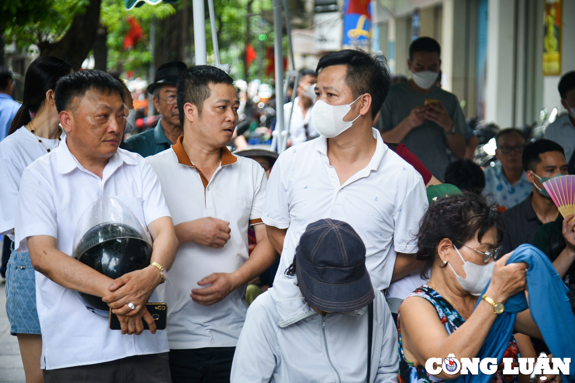 ha noi nguoi dan mang do an nuoc uong xep hang mua vang bat chap canh bao rui ro hinh 7