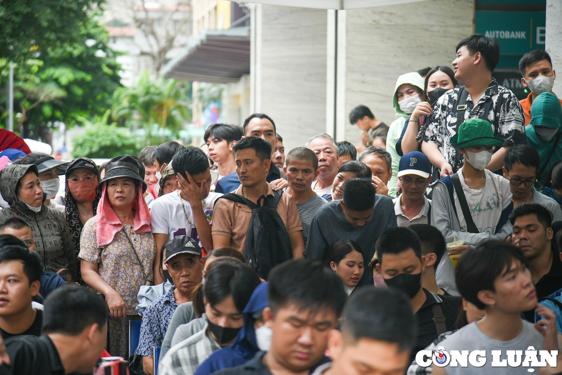 ha noi nguoi dan mang do an nuoc uong xep hang mua vang bat chap canh bao rui ro hinh 2