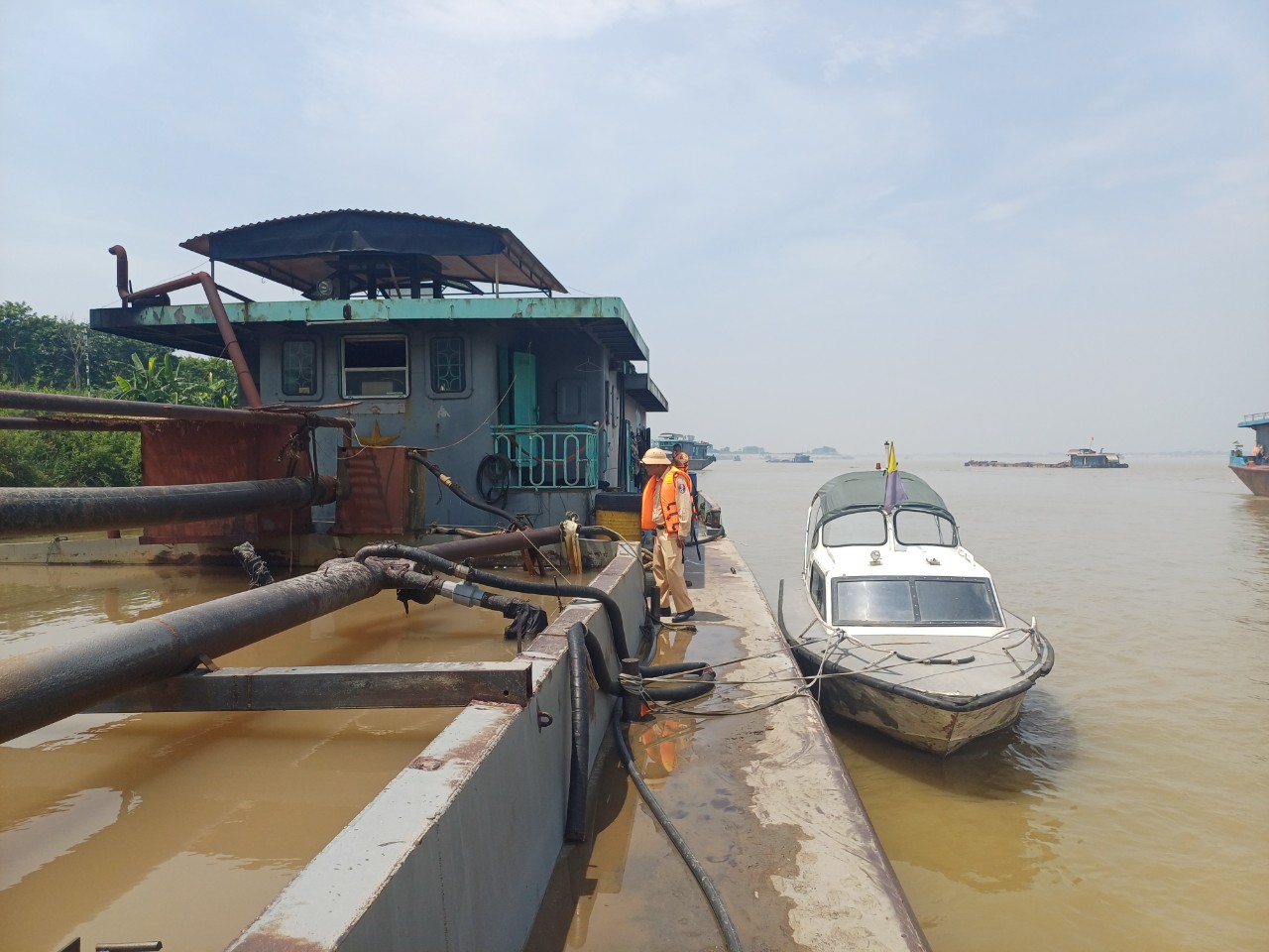 phat hien hang loat phuong tien van chuyen cat khong ro nguon goc hinh 1