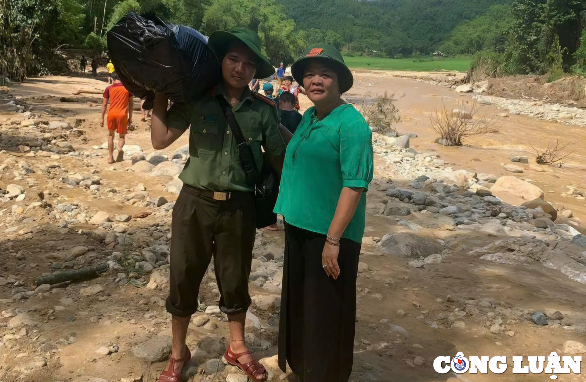 nguoi trung ta cong an nang long voi nghe bao hinh 2