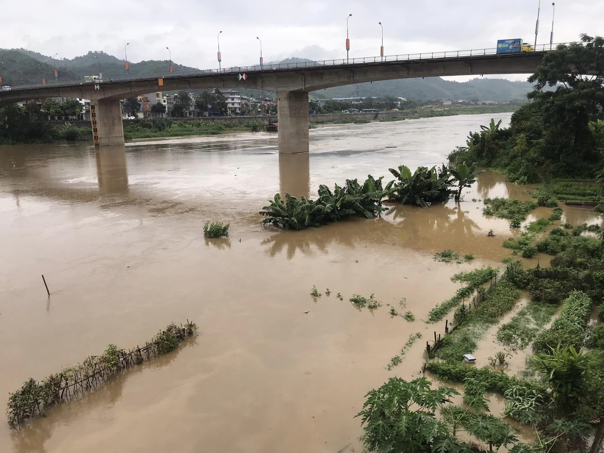 lao cai mua du doi lam sat lo nhieu tuyen duong o to nuoc lu song hong dang len cao hinh 1