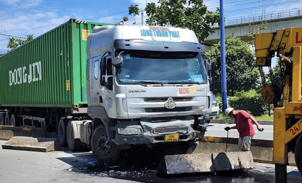 tp hcm tai nan lien hoan 4 xe tren xa lo ha noi hinh 1