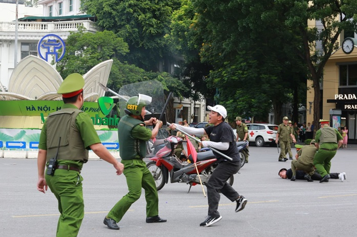 ha noi dong loat ra mat luc luong tham gia bao ve an ninh trat tu o co so hinh 2