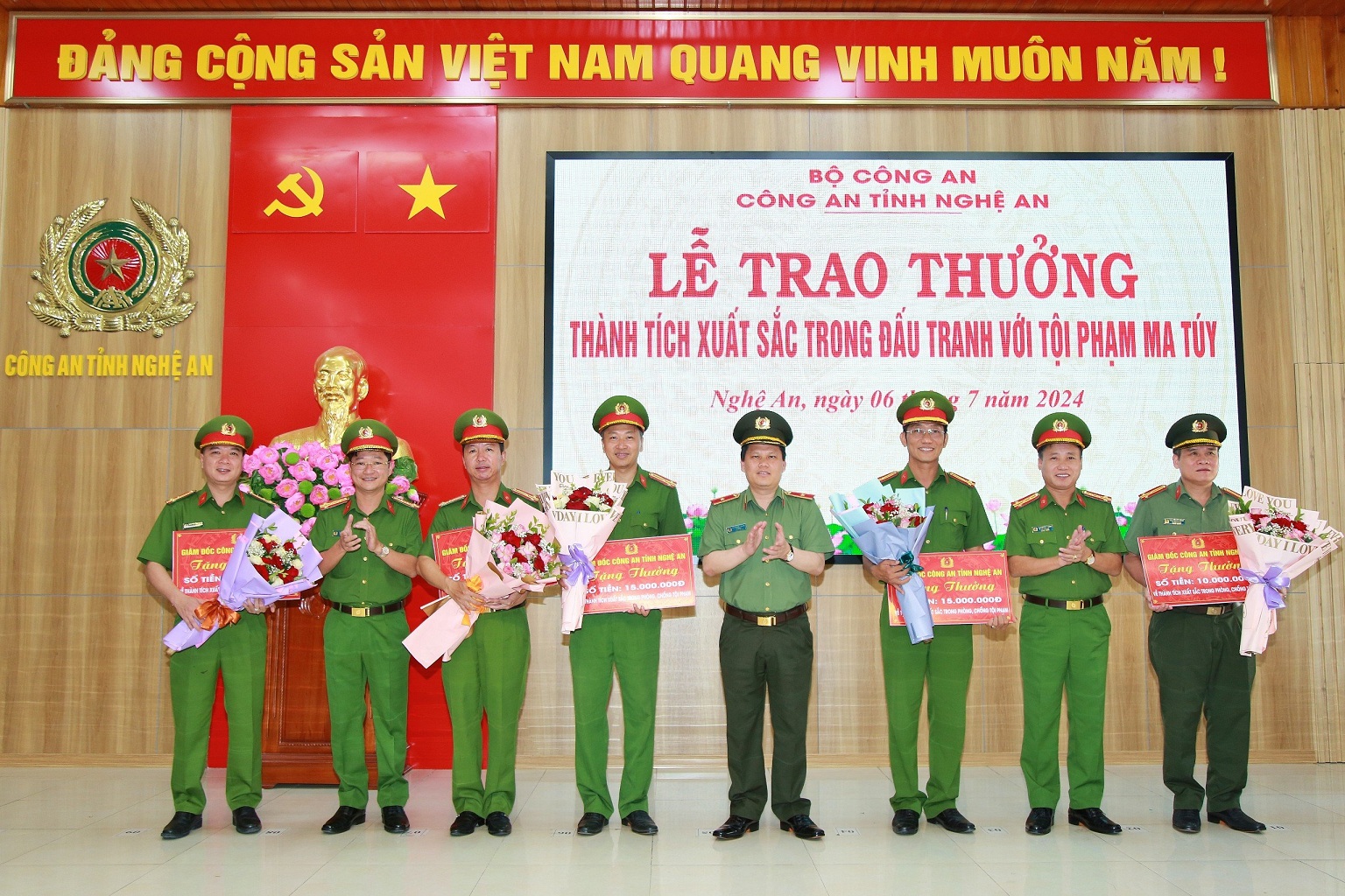 nghe an trao thuong chuyen an bat 2 doi tuong thu 27 banh heroin 5 kg ma tuy da 6000 vien ma tuy hinh 4