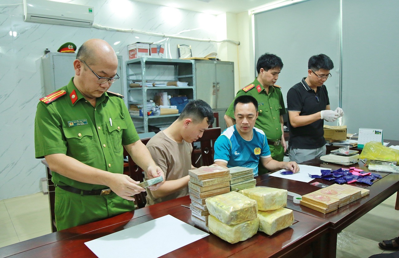 nghe an trao thuong chuyen an bat 2 doi tuong thu 27 banh heroin 5 kg ma tuy da 6000 vien ma tuy hinh 1