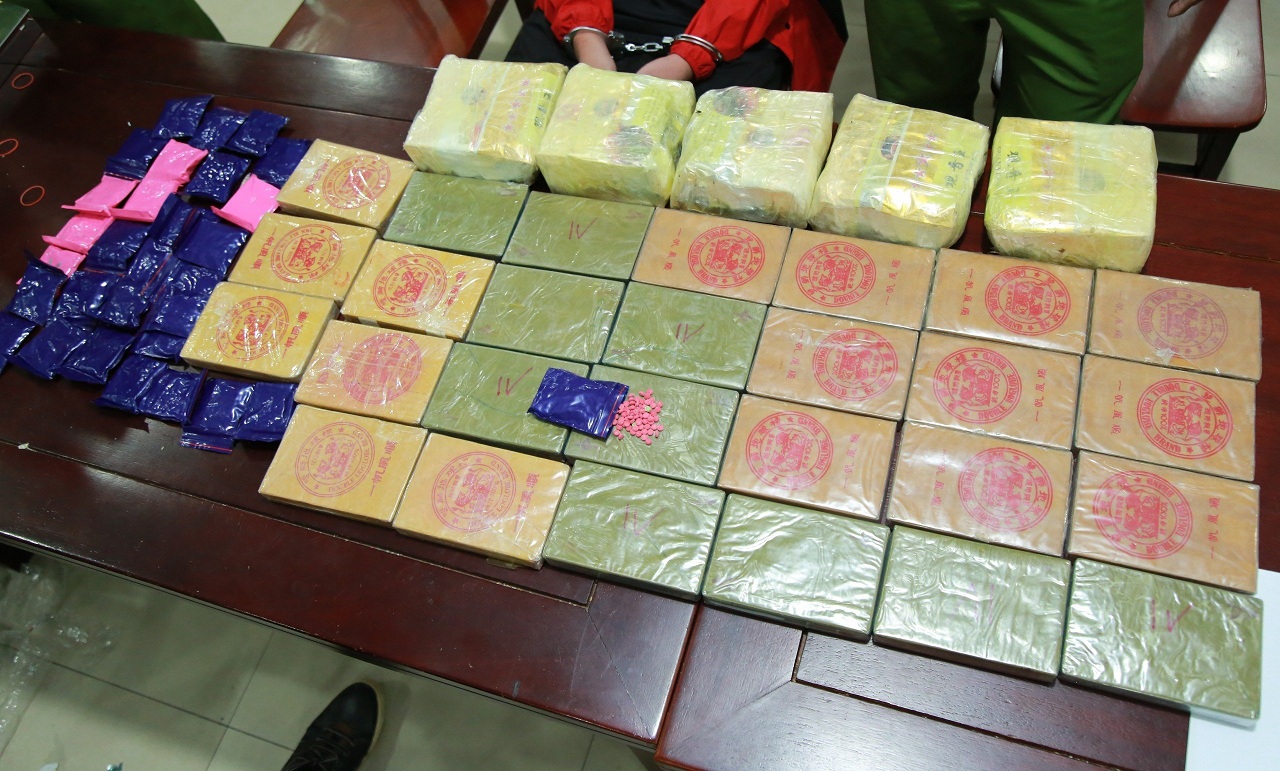 nghe an trao thuong chuyen an bat 2 doi tuong thu 27 banh heroin 5 kg ma tuy da 6000 vien ma tuy hinh 2