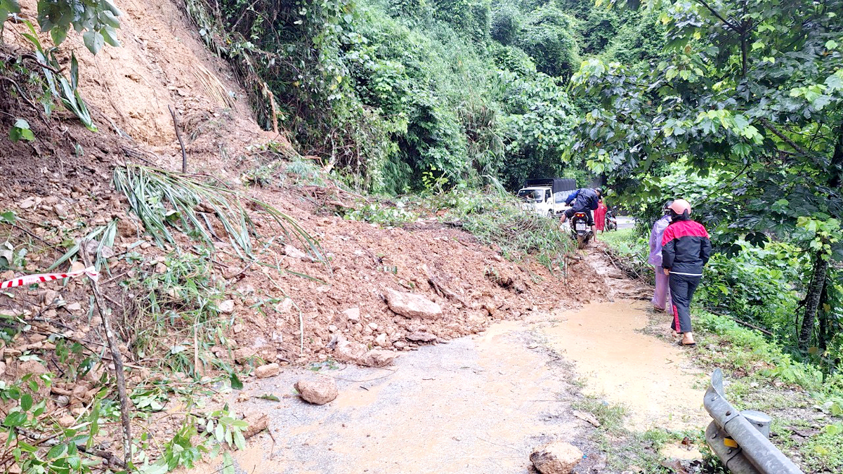 mua lon sat lo dat o ha giang nguoi dan trong 5 ngoi nha phai di chuyen khan cap hinh 1