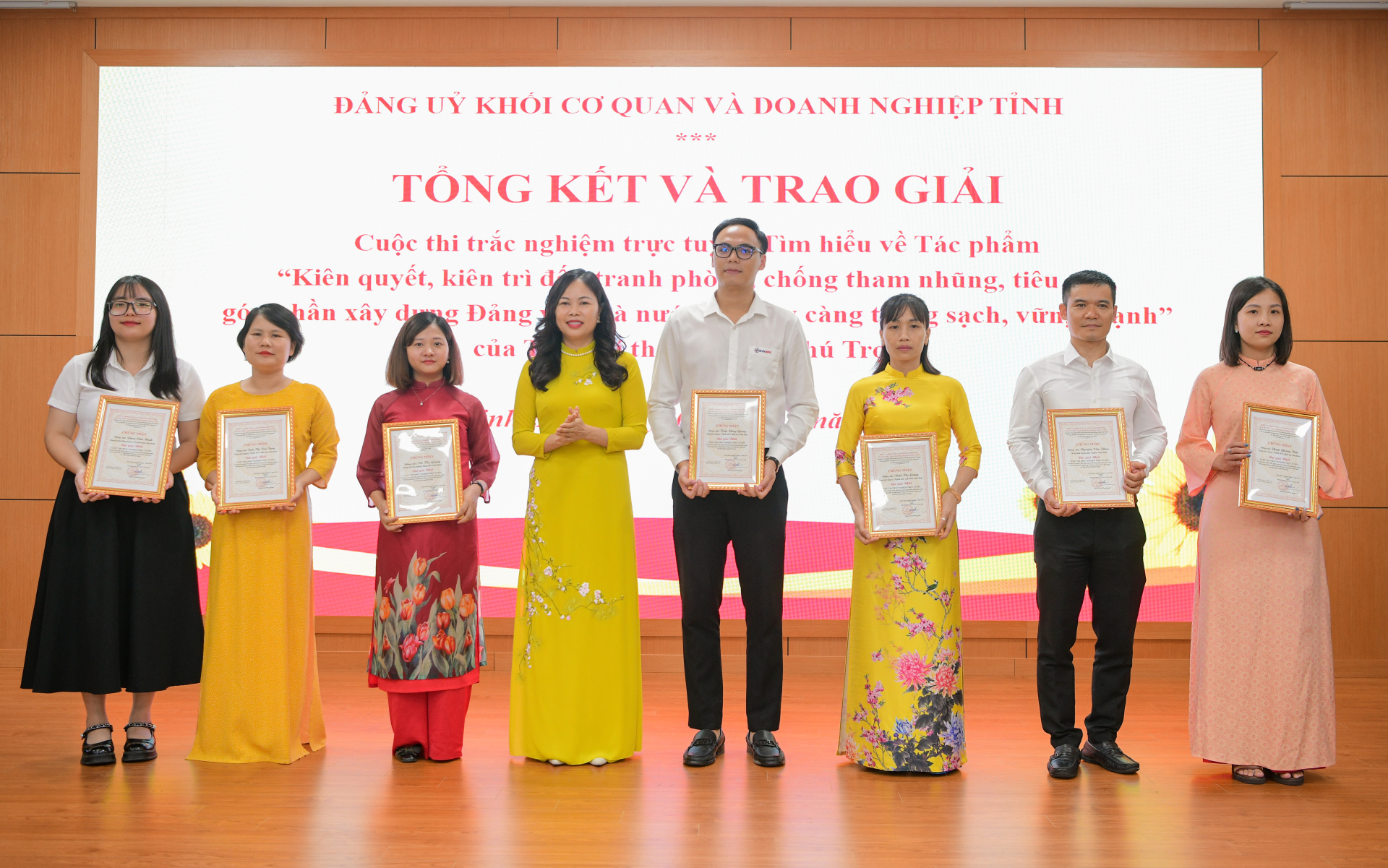 ninh binh trao giai cuoc thi trac nghiem truc tuyen tim hieu ve tac pham cua tong bi thu nguyen phu trong hinh 1