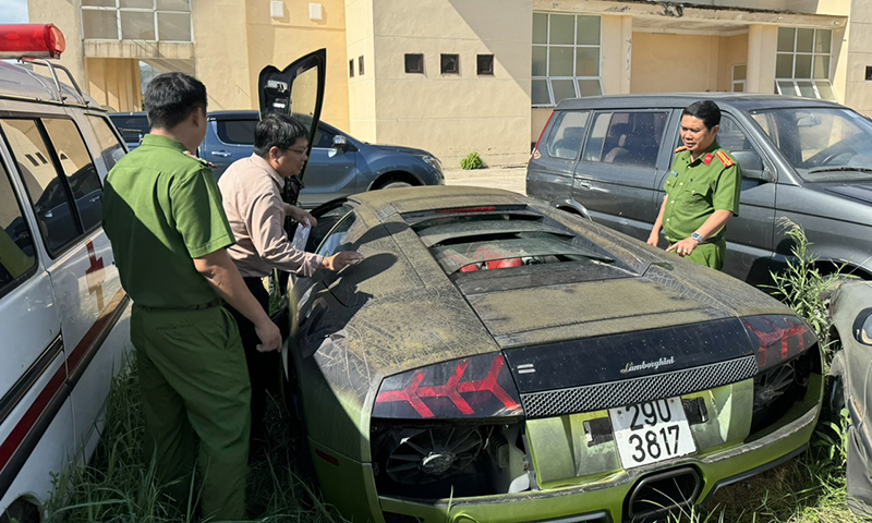 tieu huy sieu xe lamborghini murcielago va mercedes benz g63 amg o quang binh hinh 2