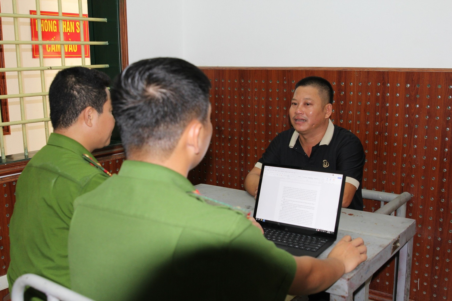 dung kiem chan xe di chuyen tren tinh lo vi gay bui ban truoc cua nha minh hinh 1