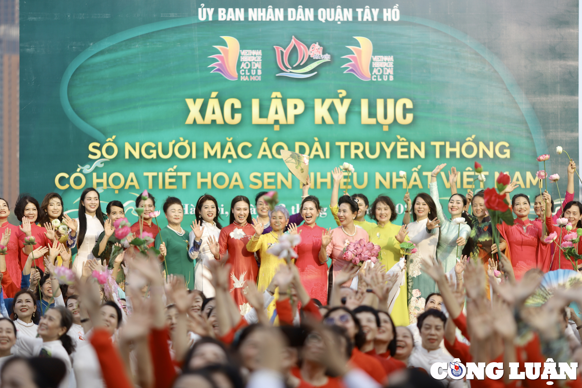 1000 phu nu mac ao dai hoa tiet sen xac lap ky luc moi hinh 11