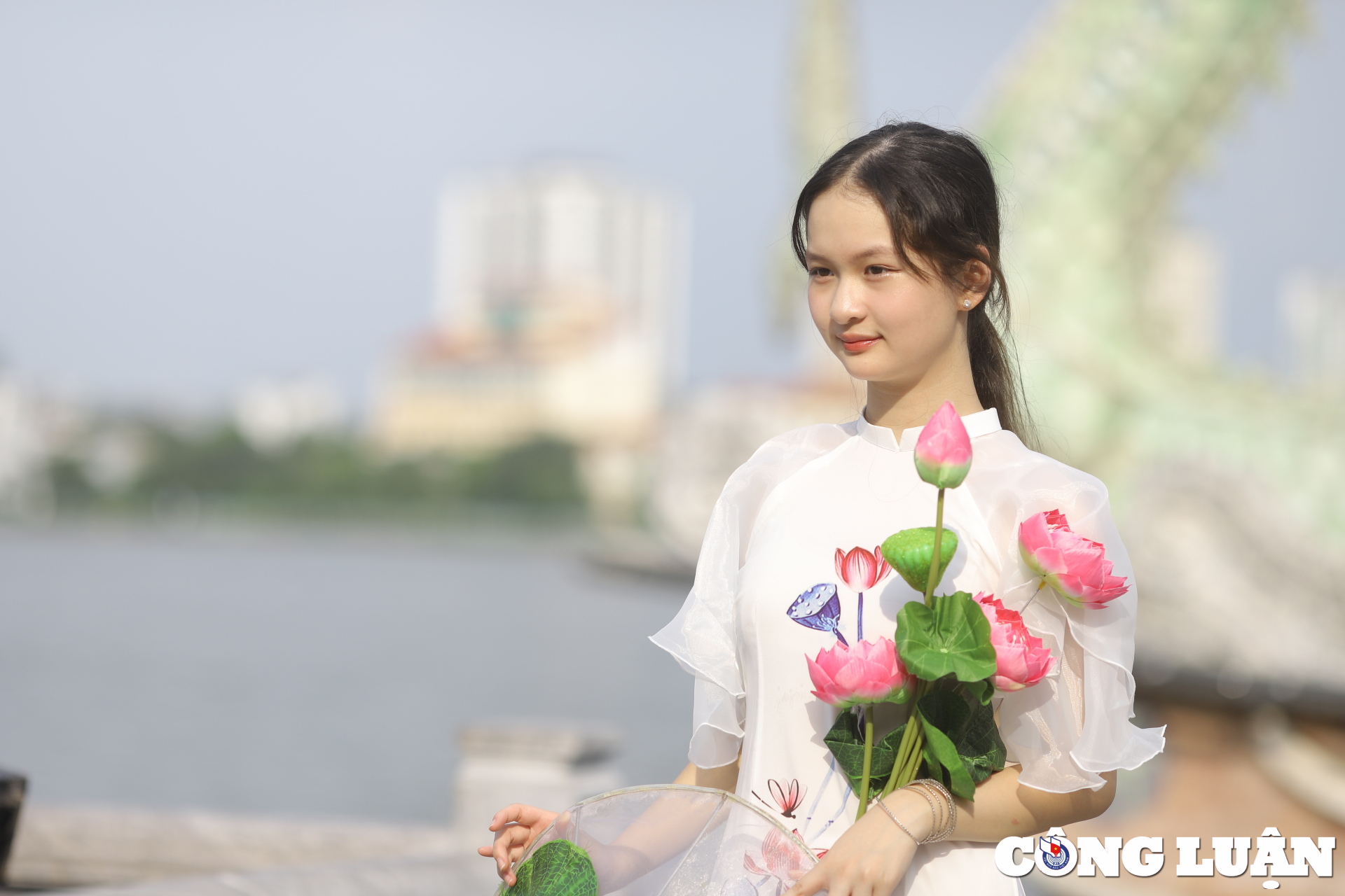 1000 phu nu mac ao dai hoa tiet sen xac lap ky luc moi hinh 10