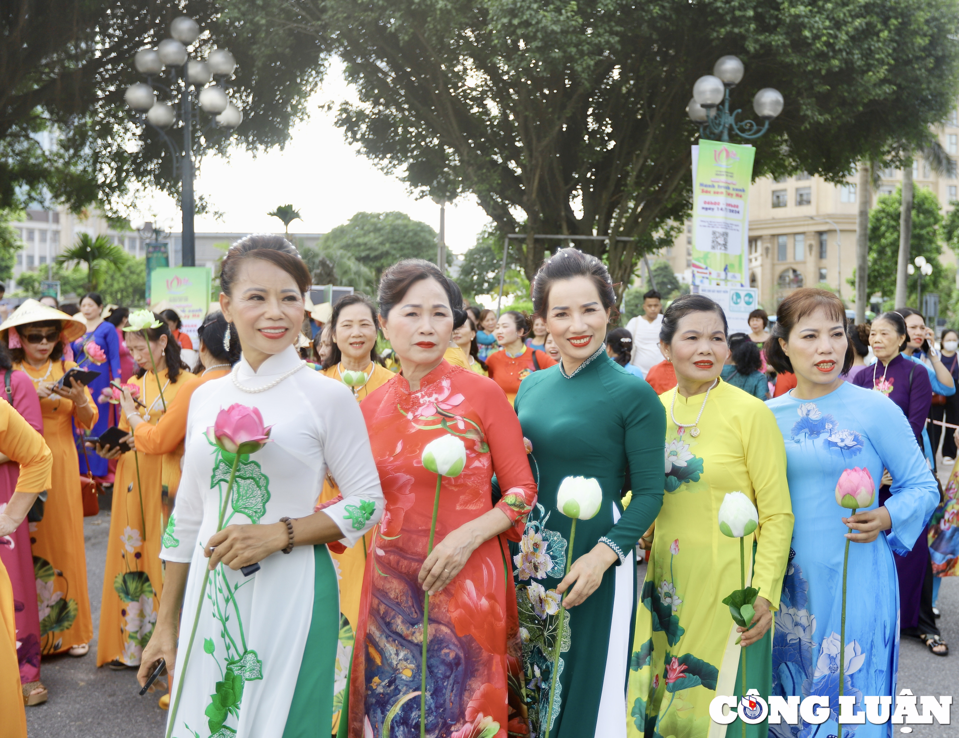 1000 phu nu mac ao dai hoa tiet sen xac lap ky luc moi hinh 8