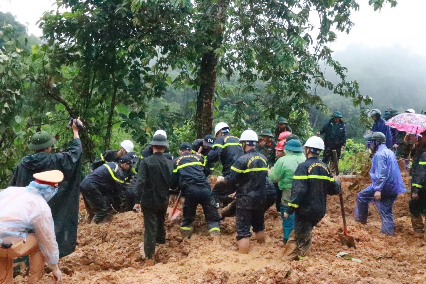 sat lo dat o ha giang xe khach bi vui lap nhieu nguoi tu vong hinh 1