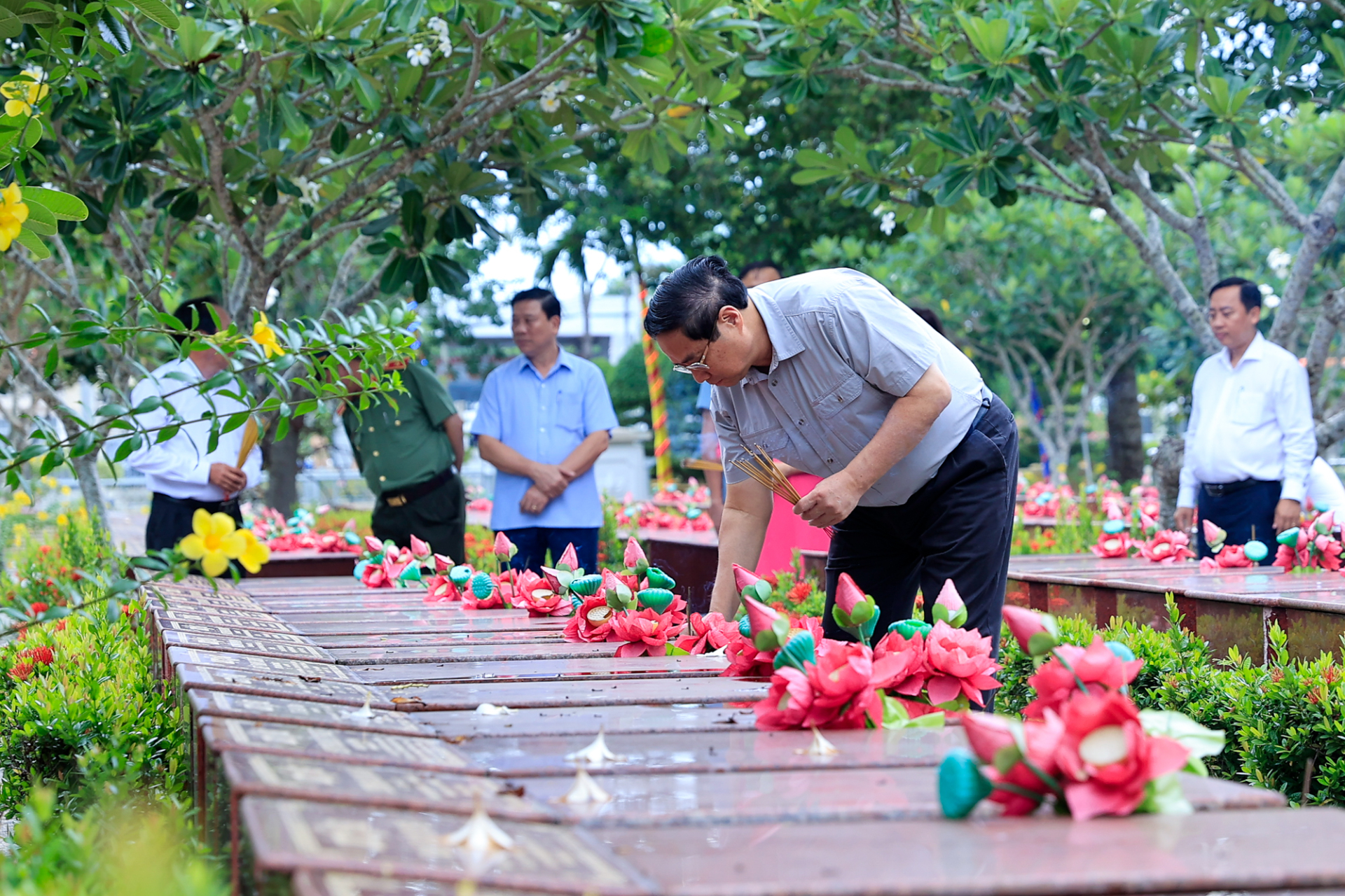 thu tuong pham minh chinh dang huong dang hoa tai nghia trang liet si thanh pho can tho hinh 3