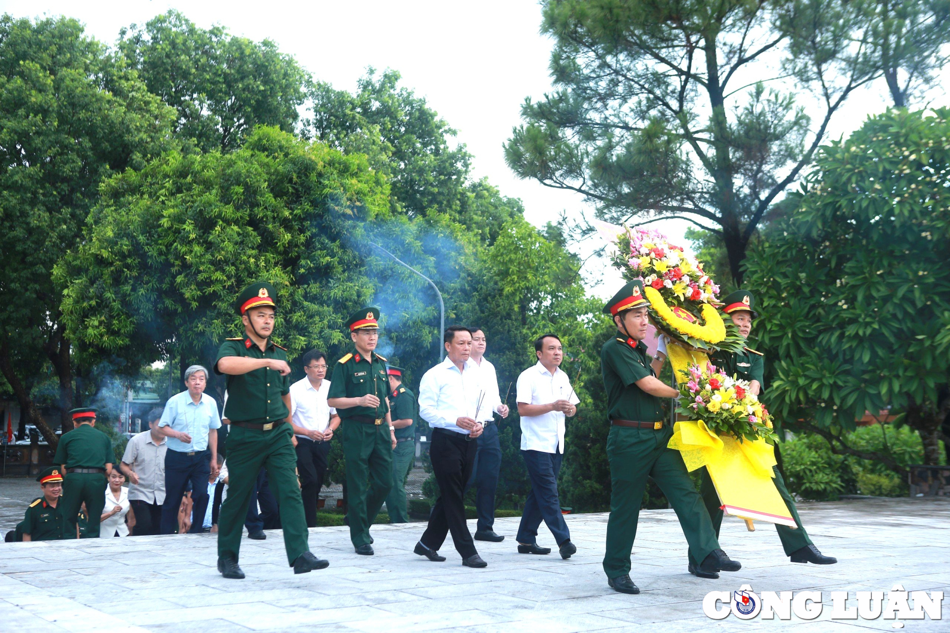 lanh dao hoi nha bao viet nam dang hoa dang huong tuong niem chu tich ho chi minh va cac anh hung liet si tai nghe an hinh 9