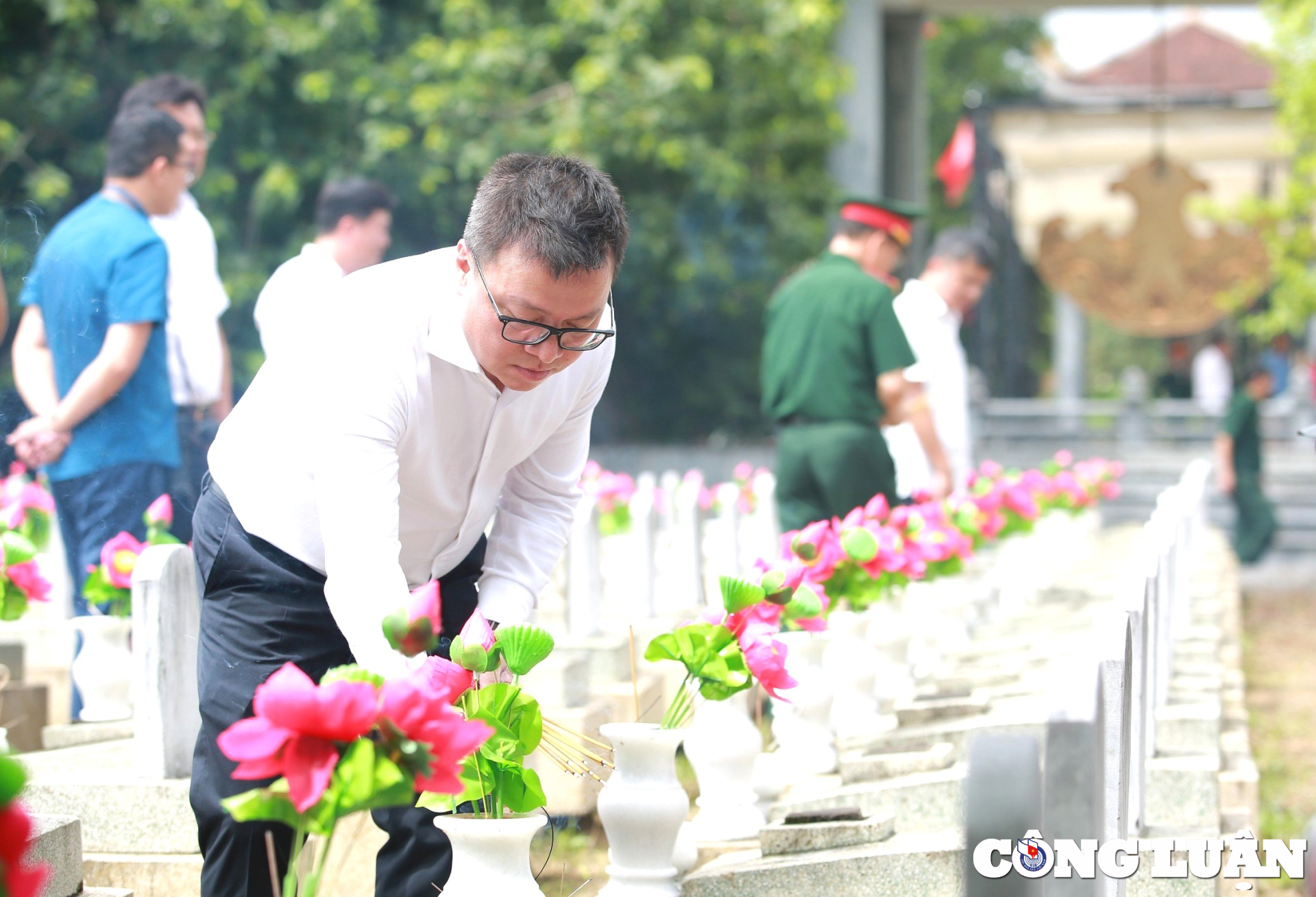 lanh dao hoi nha bao viet nam dang hoa dang huong tuong niem chu tich ho chi minh va cac anh hung liet si tai nghe an hinh 6