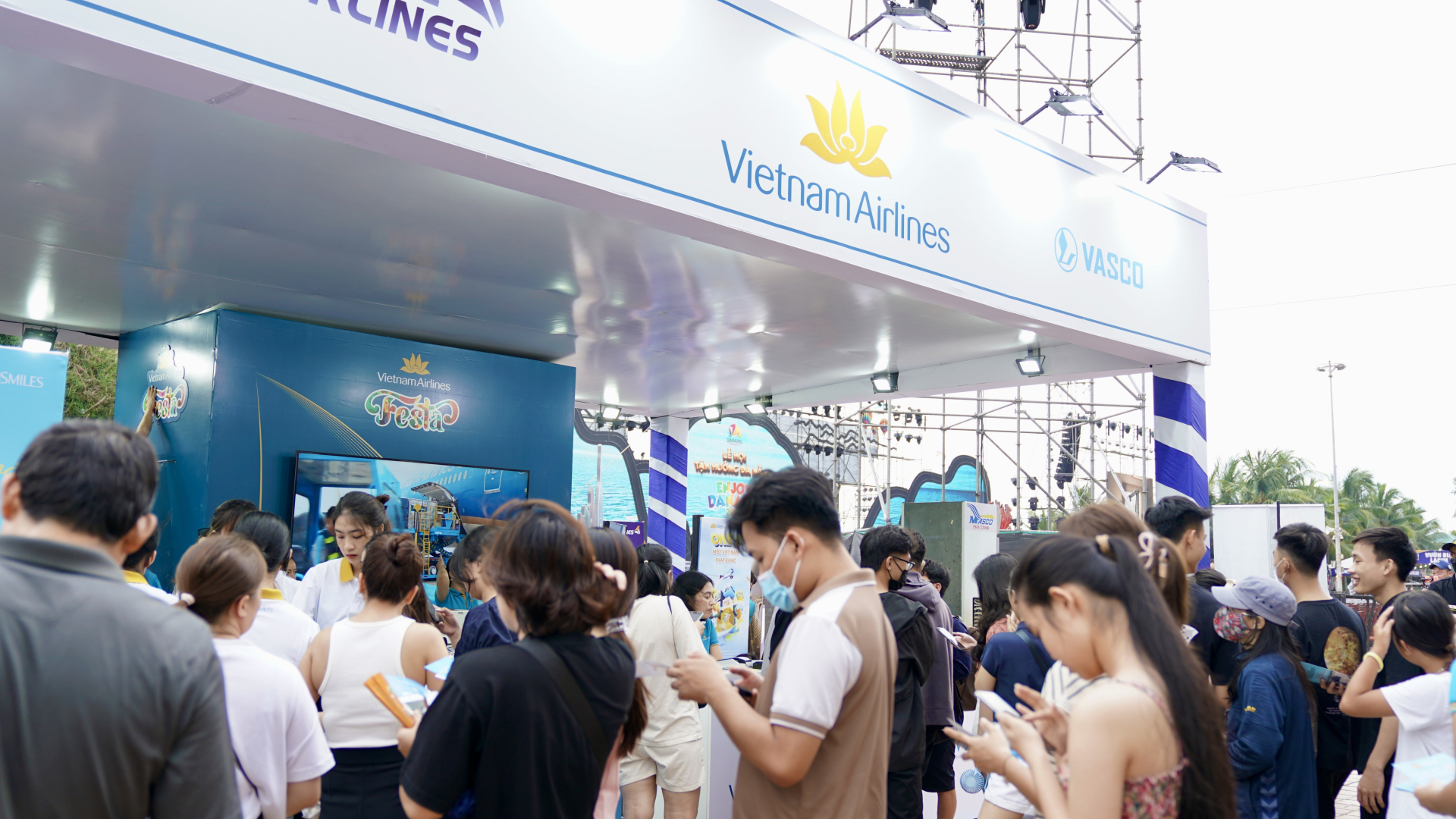 vietnam airlines festa thu hut dong dao du khach tai le hoi tan huong da nang 2024 hinh 2