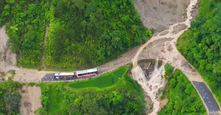 canh sat giao thong tuc truc tren duong dam bao giao thong sau bao so 2 hinh 2