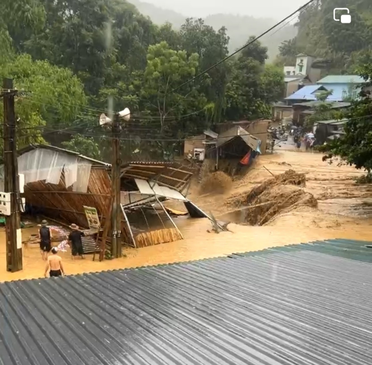 lu cuon troi 2 ngoi nha tam cua nguoi dan o thanh hoa hinh 1