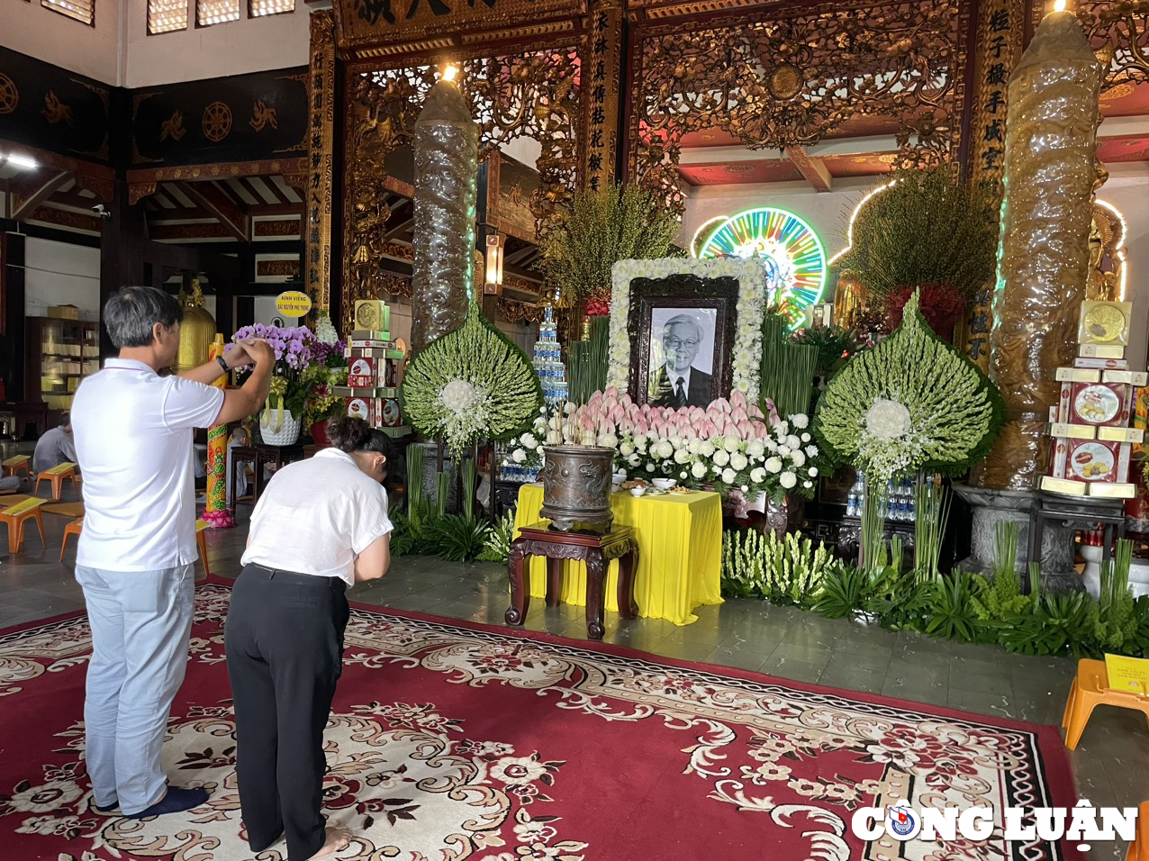 dong dao nguoi dan tp hcm den chua thap huong tuong nho tong bi thu nguyen phu trong hinh 5