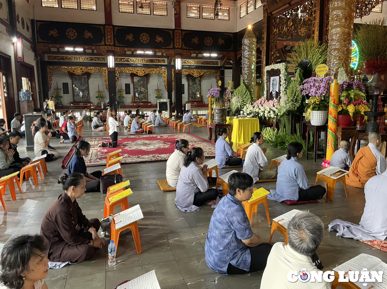 dong dao nguoi dan tp hcm den chua thap huong tuong nho tong bi thu nguyen phu trong hinh 6