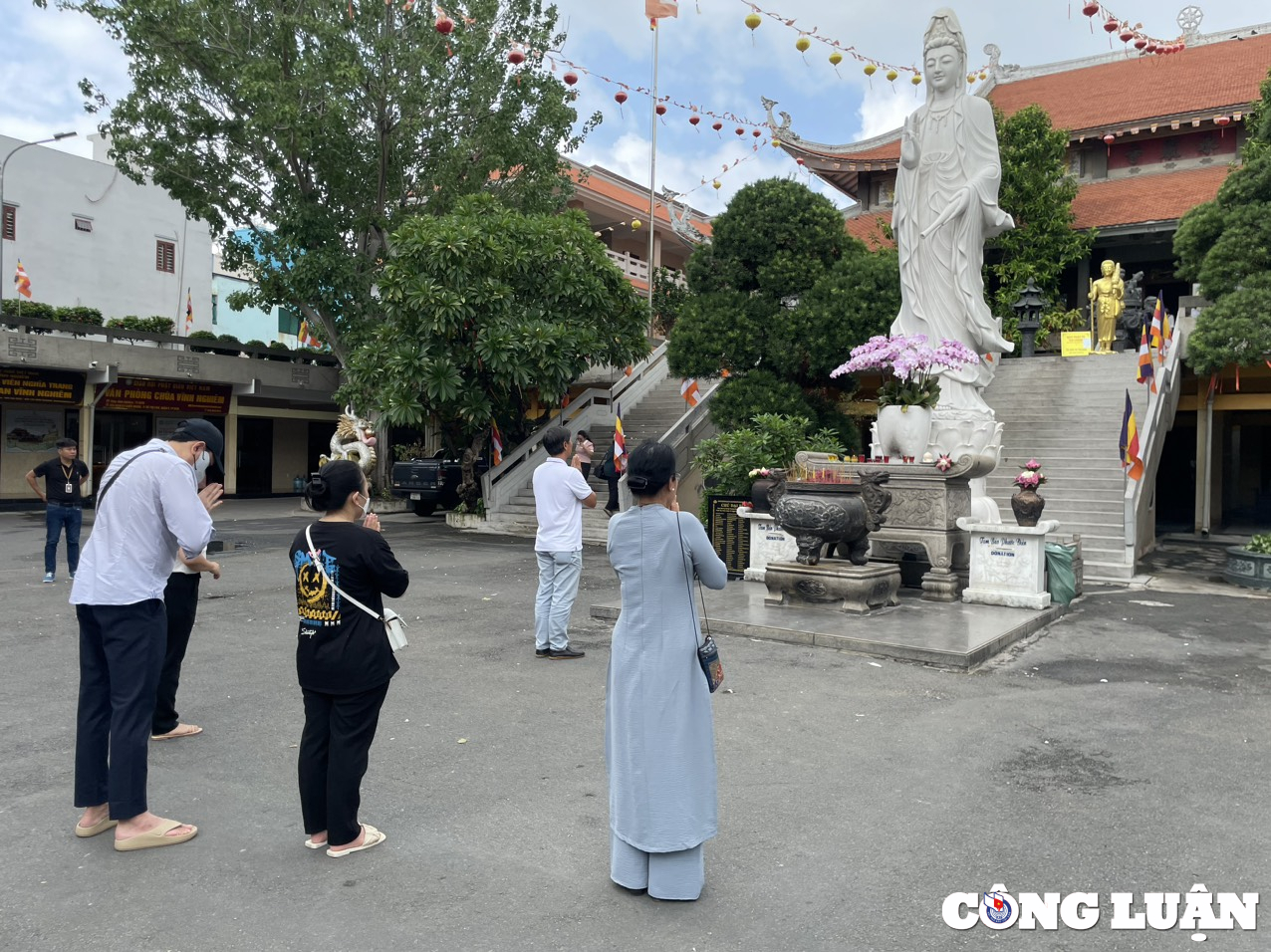 dong dao nguoi dan tp hcm den chua thap huong tuong nho tong bi thu nguyen phu trong hinh 12