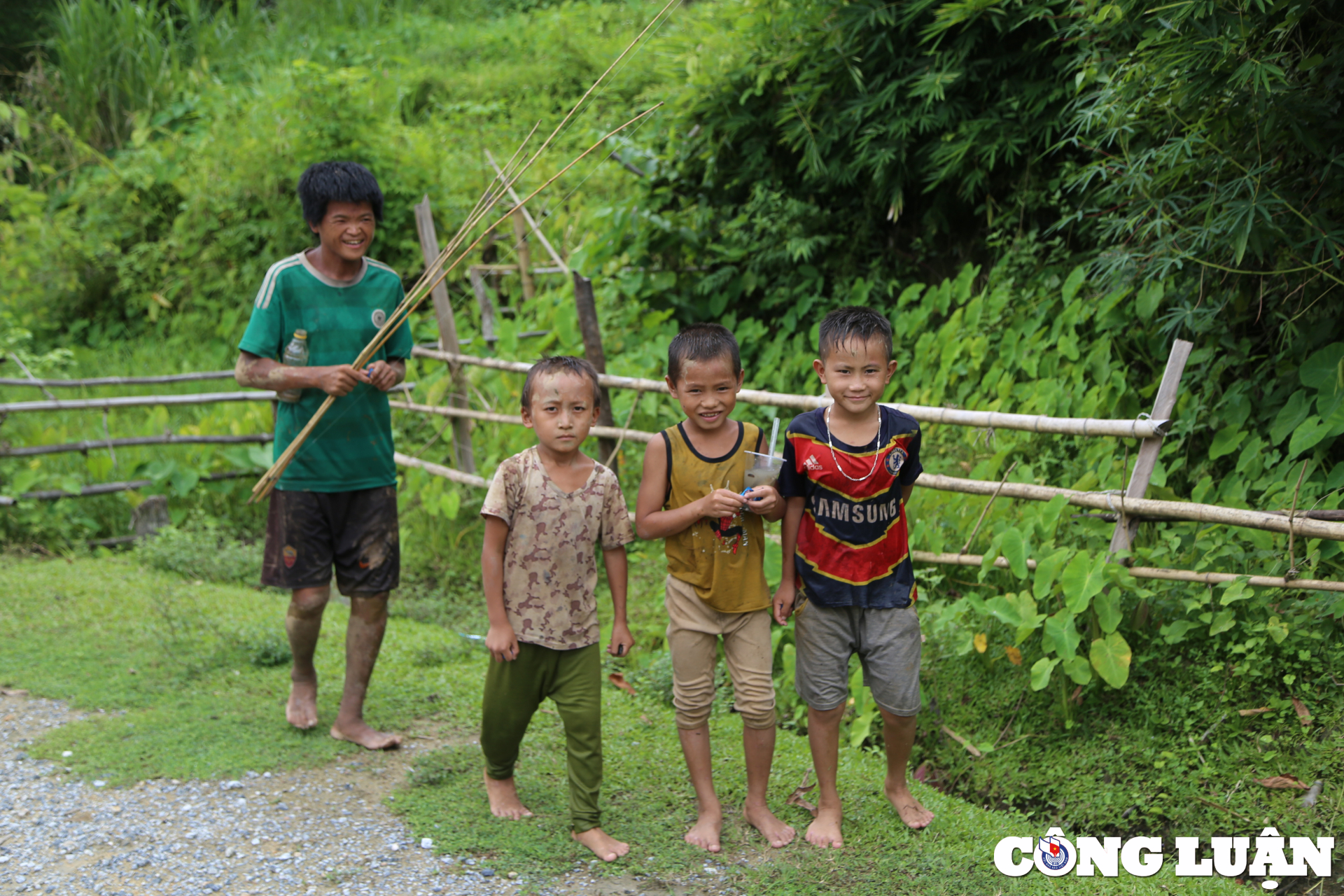 nu cuoi hon nhien cua nhung em be vung cao thanh hoa hinh 2